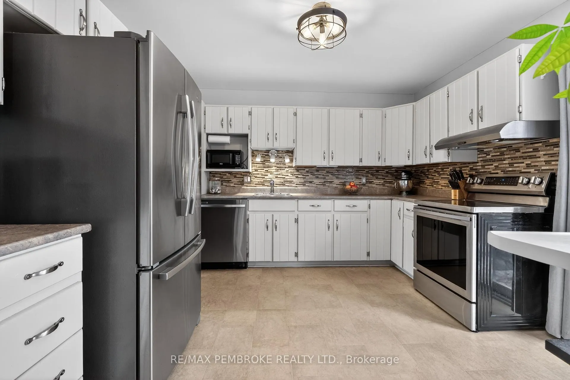 Photo 17 of 13 Point Crescent, Petawawa — HOMEH