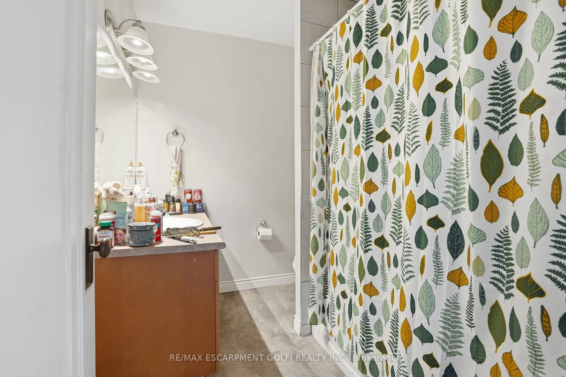 Photo 10 of 239 York Street, St. Catharines, Haig — HOMEH