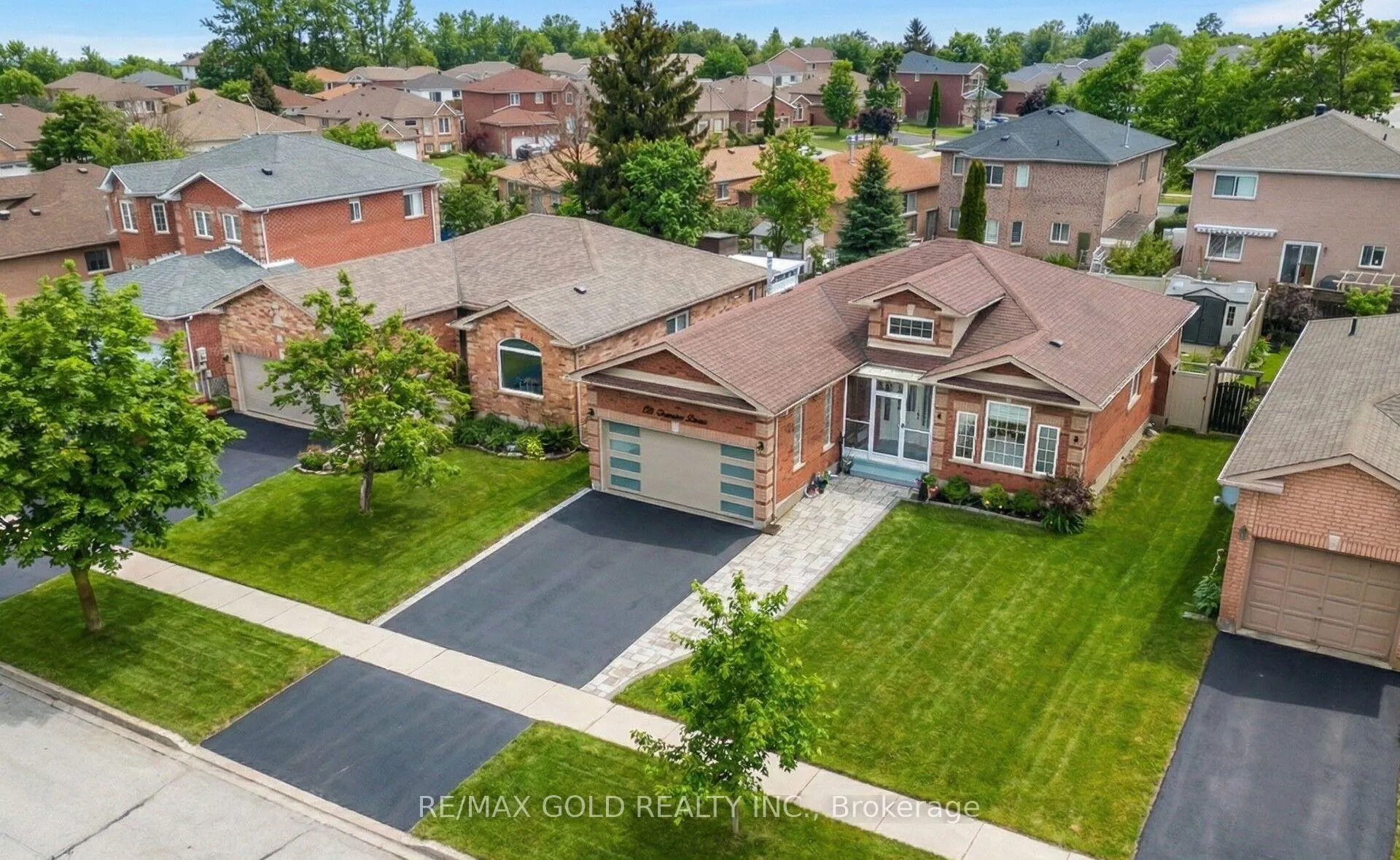 Photo 3 of 68 Benson Drive, Barrie, Northwest — HOMEH