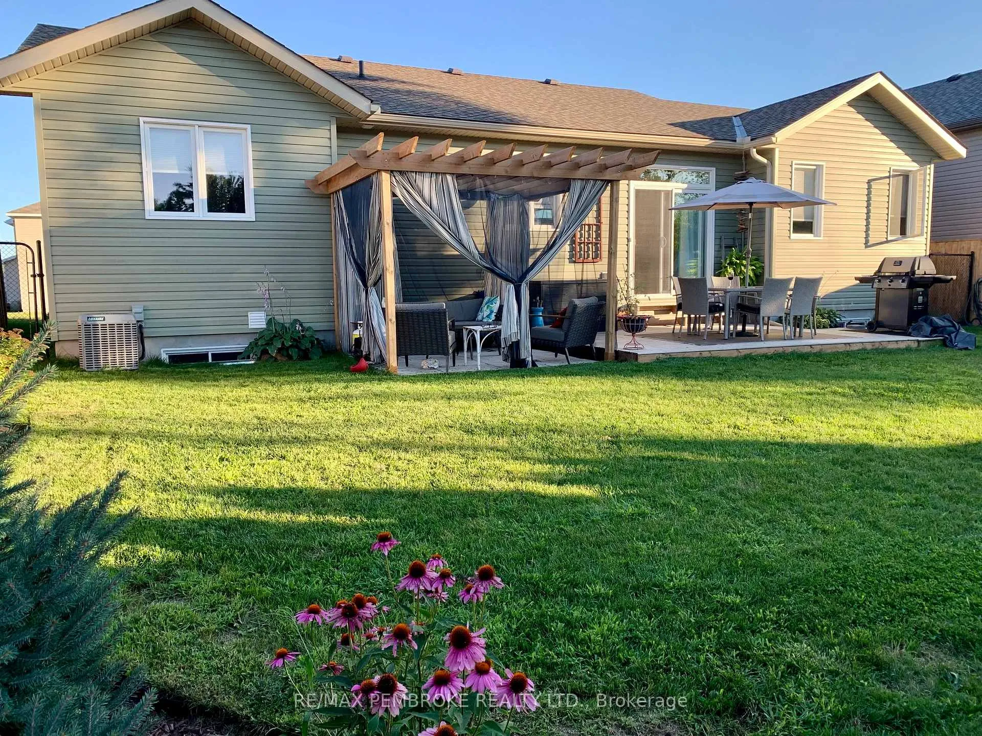 Photo 3 of 545 Gardner Crescent, Petawawa — HOMEH