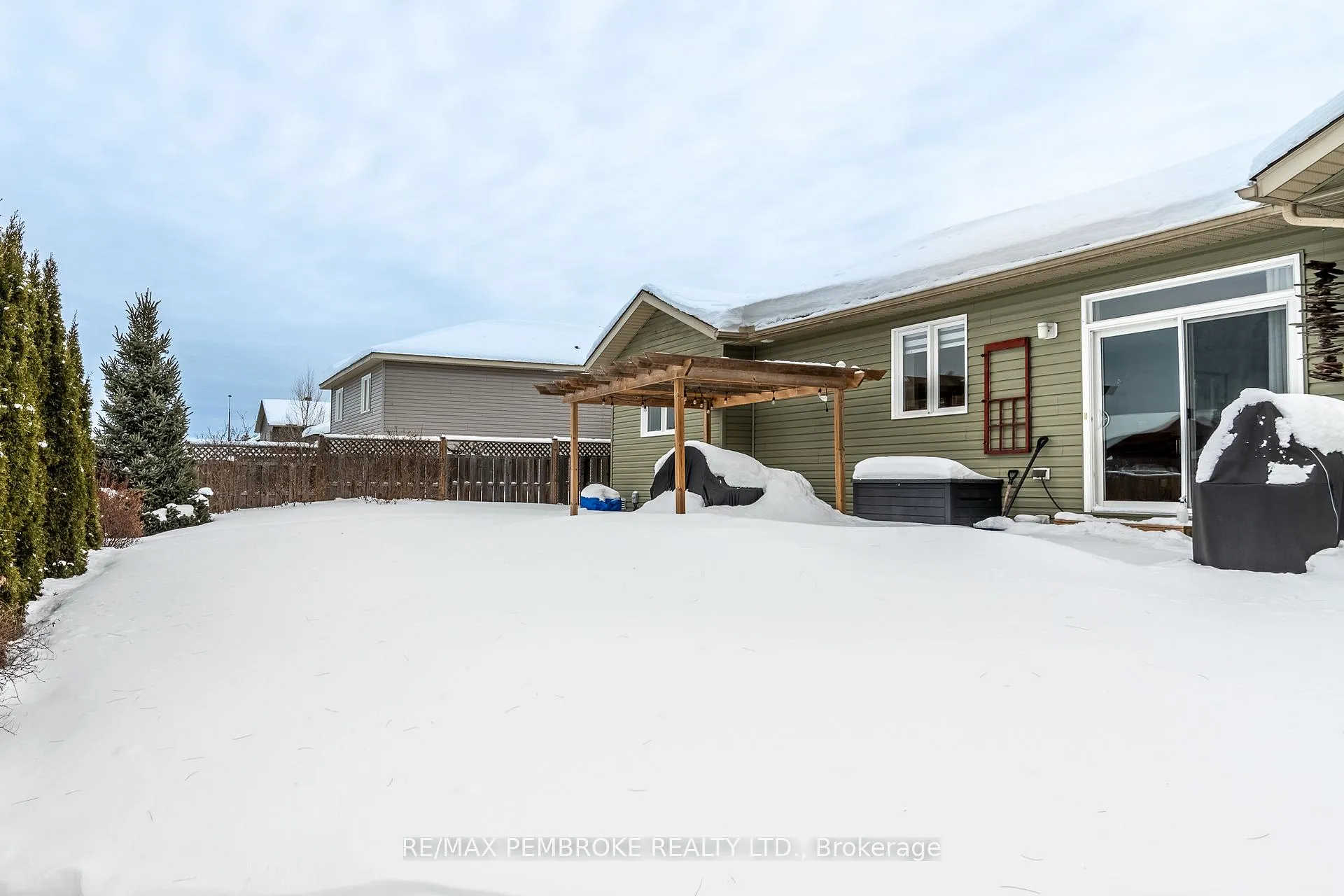 Photo 4 of 545 Gardner Crescent, Petawawa — HOMEH