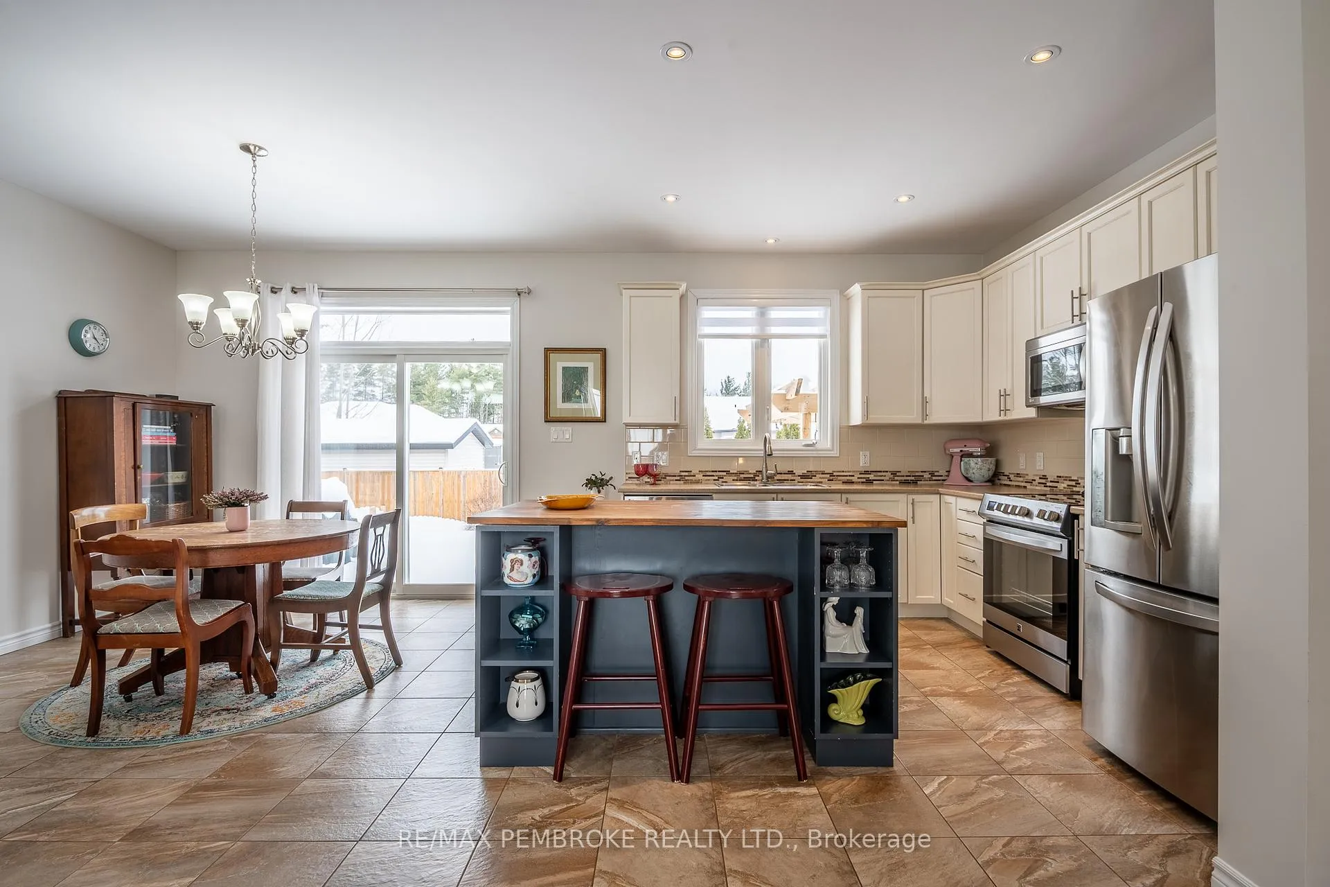 Photo 16 of 545 Gardner Crescent, Petawawa — HOMEH