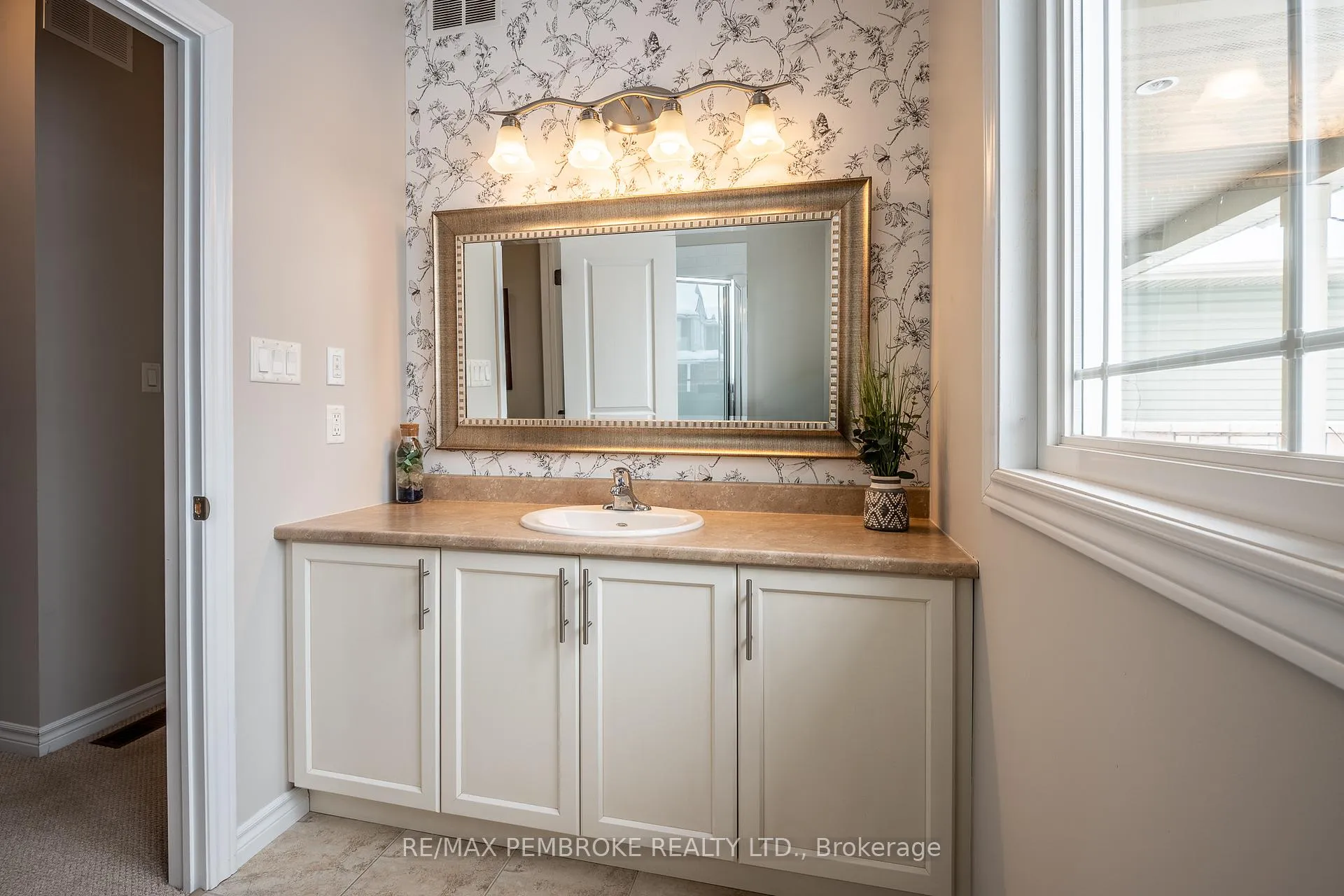 Photo 28 of 545 Gardner Crescent, Petawawa — HOMEH
