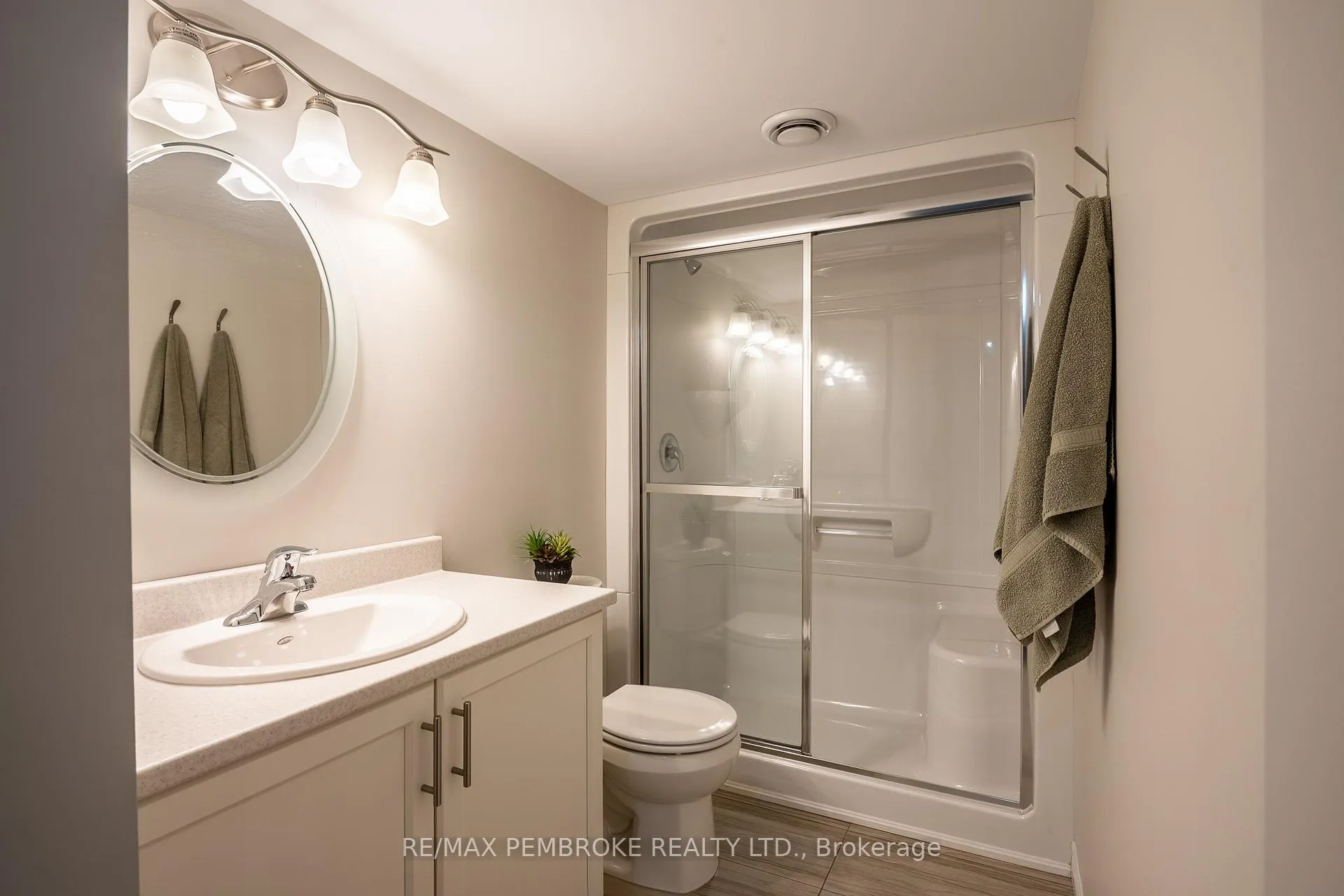 Photo 35 of 545 Gardner Crescent, Petawawa — HOMEH