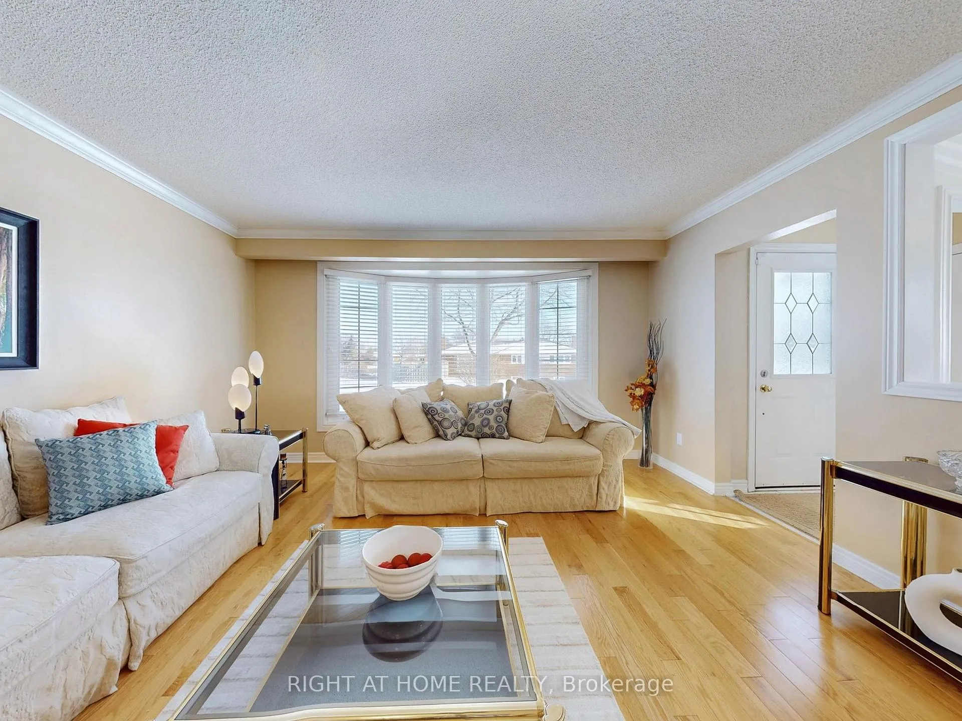 Photo 3 of 2 Barnes Crescent, Scarborough, Woburn — HOMEH