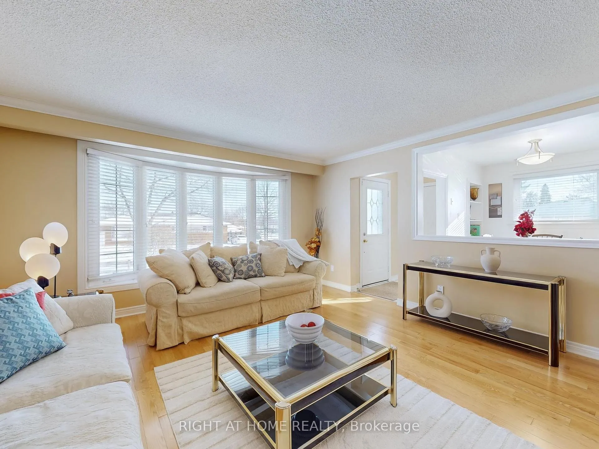 Photo 4 of 2 Barnes Crescent, Scarborough, Woburn — HOMEH