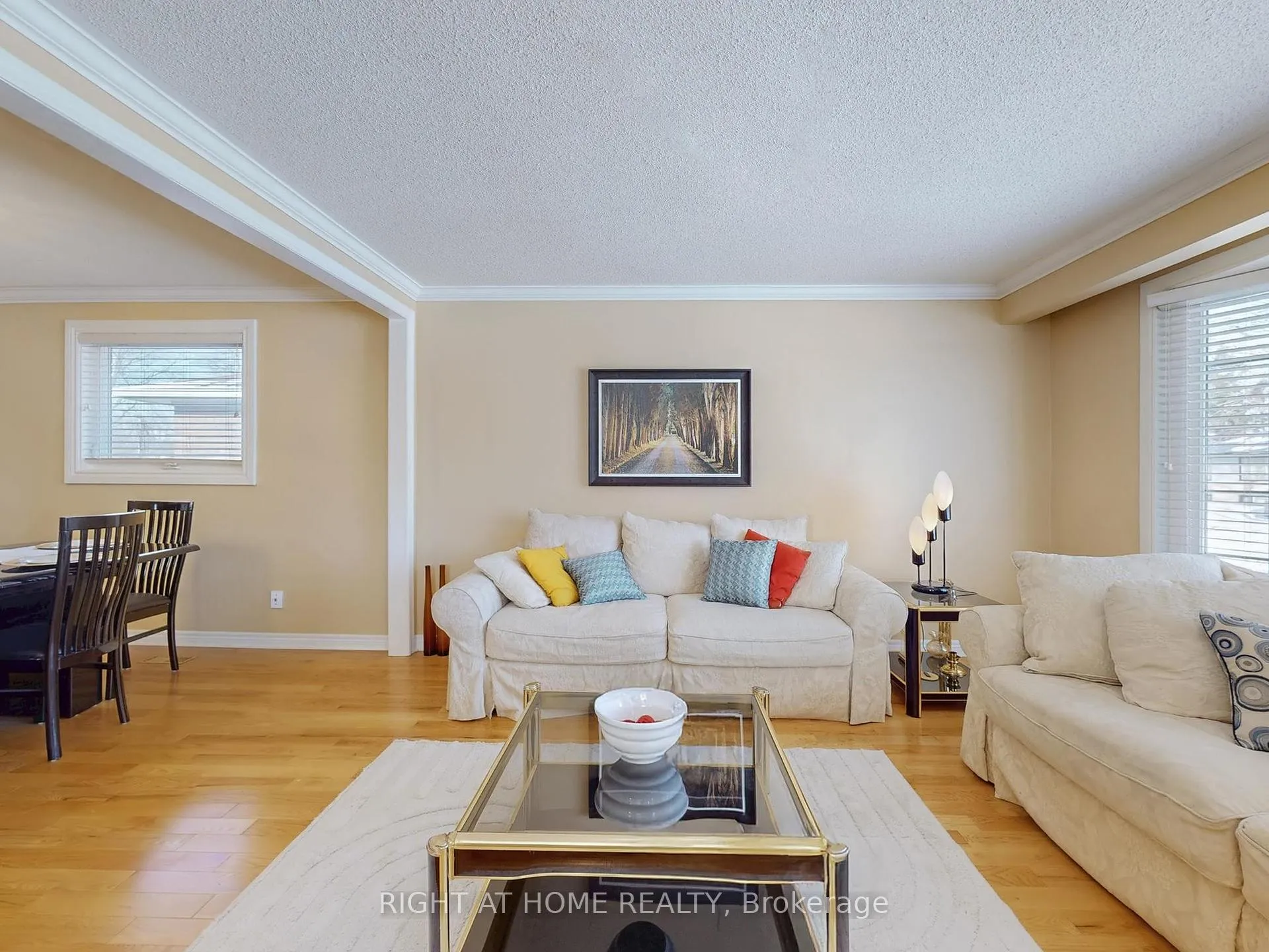 Photo 5 of 2 Barnes Crescent, Scarborough, Woburn — HOMEH
