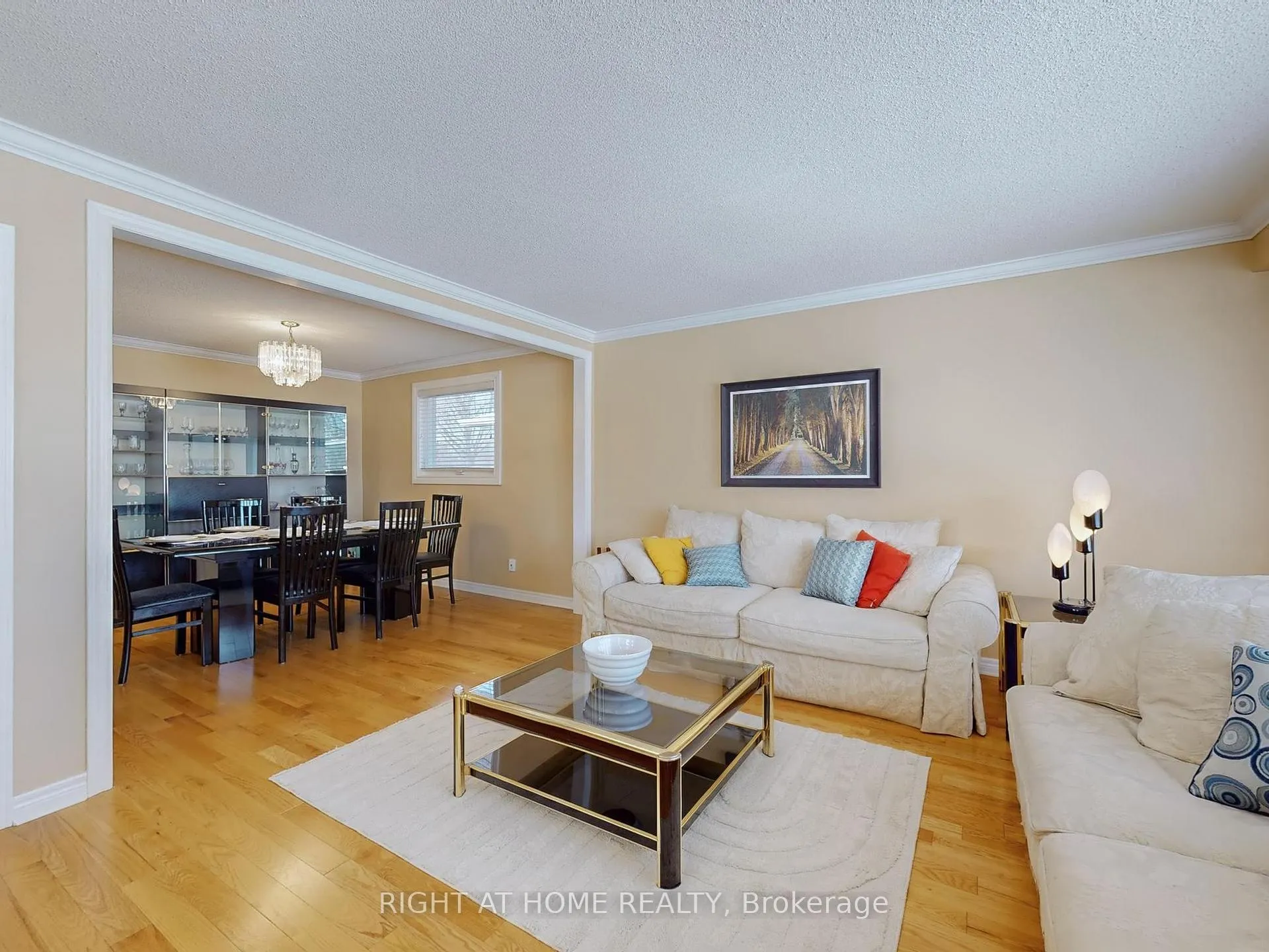 Photo 6 of 2 Barnes Crescent, Scarborough, Woburn — HOMEH