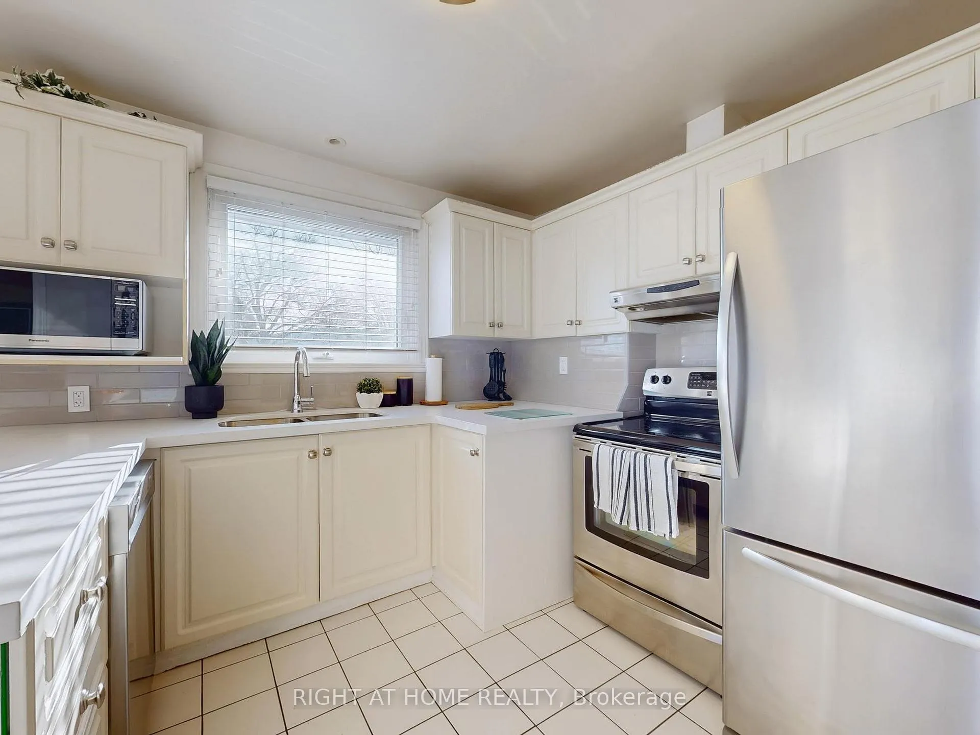 Photo 11 of 2 Barnes Crescent, Scarborough, Woburn — HOMEH
