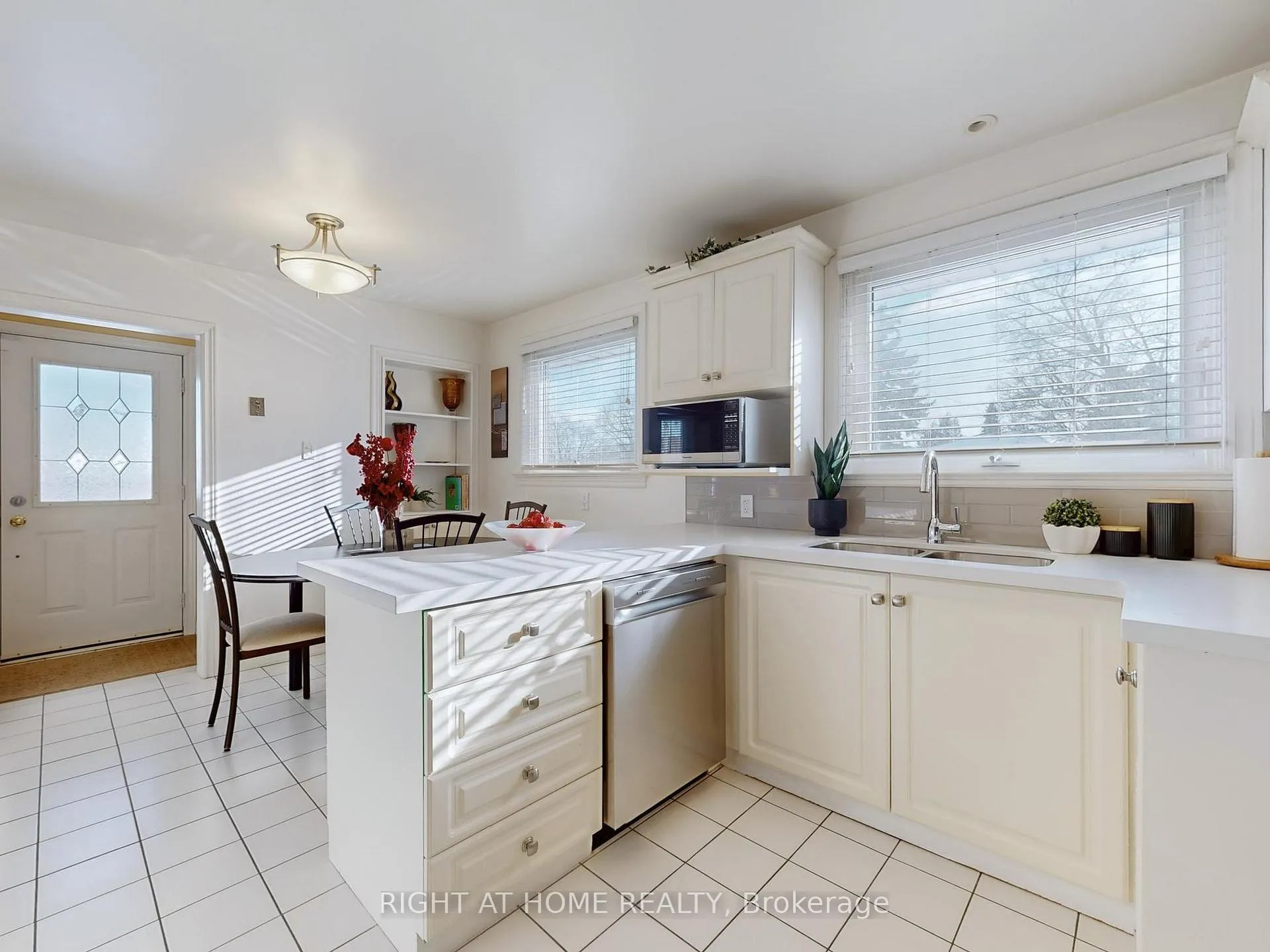 Photo 12 of 2 Barnes Crescent, Scarborough, Woburn — HOMEH