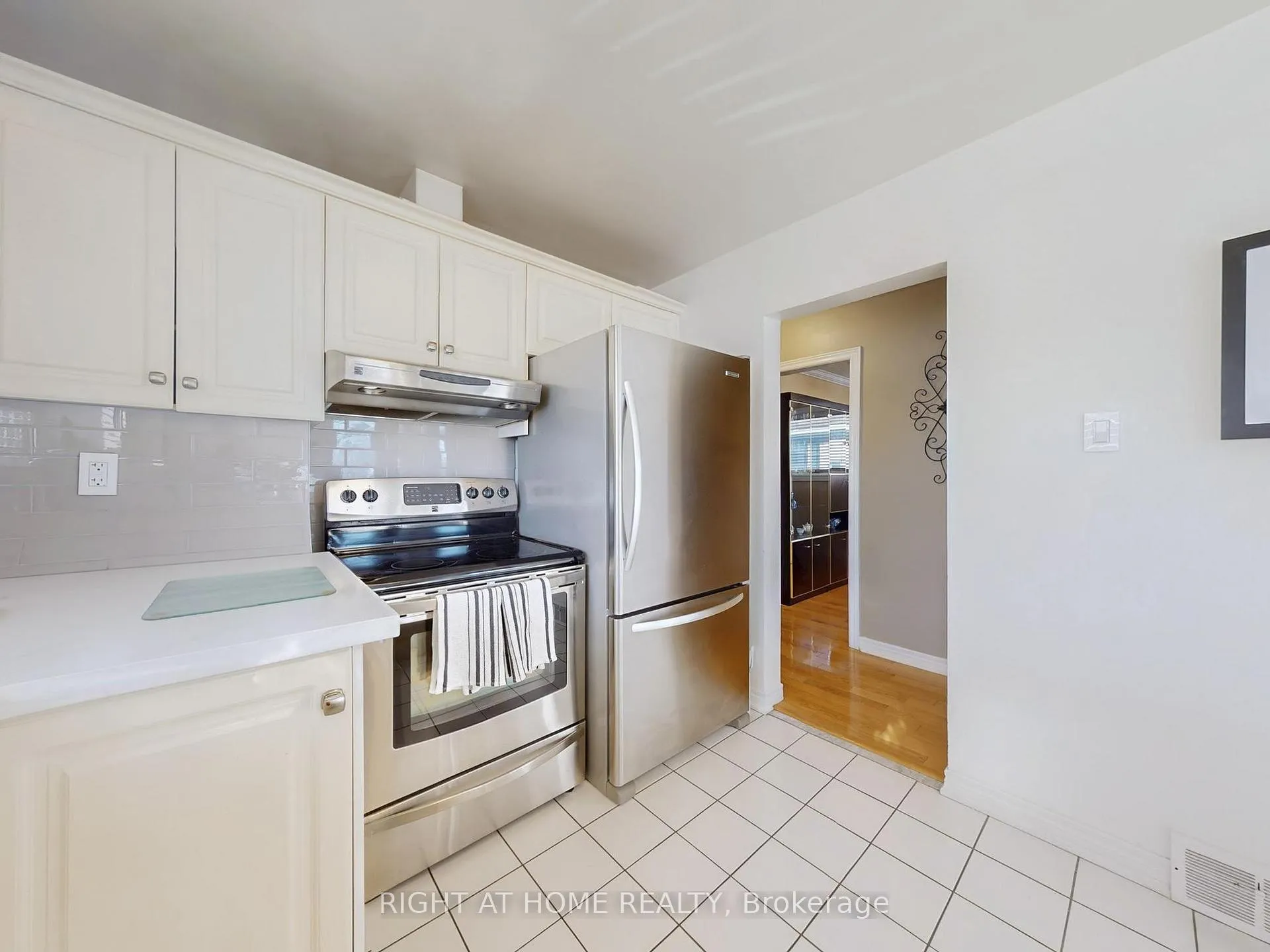 Photo 14 of 2 Barnes Crescent, Scarborough, Woburn — HOMEH