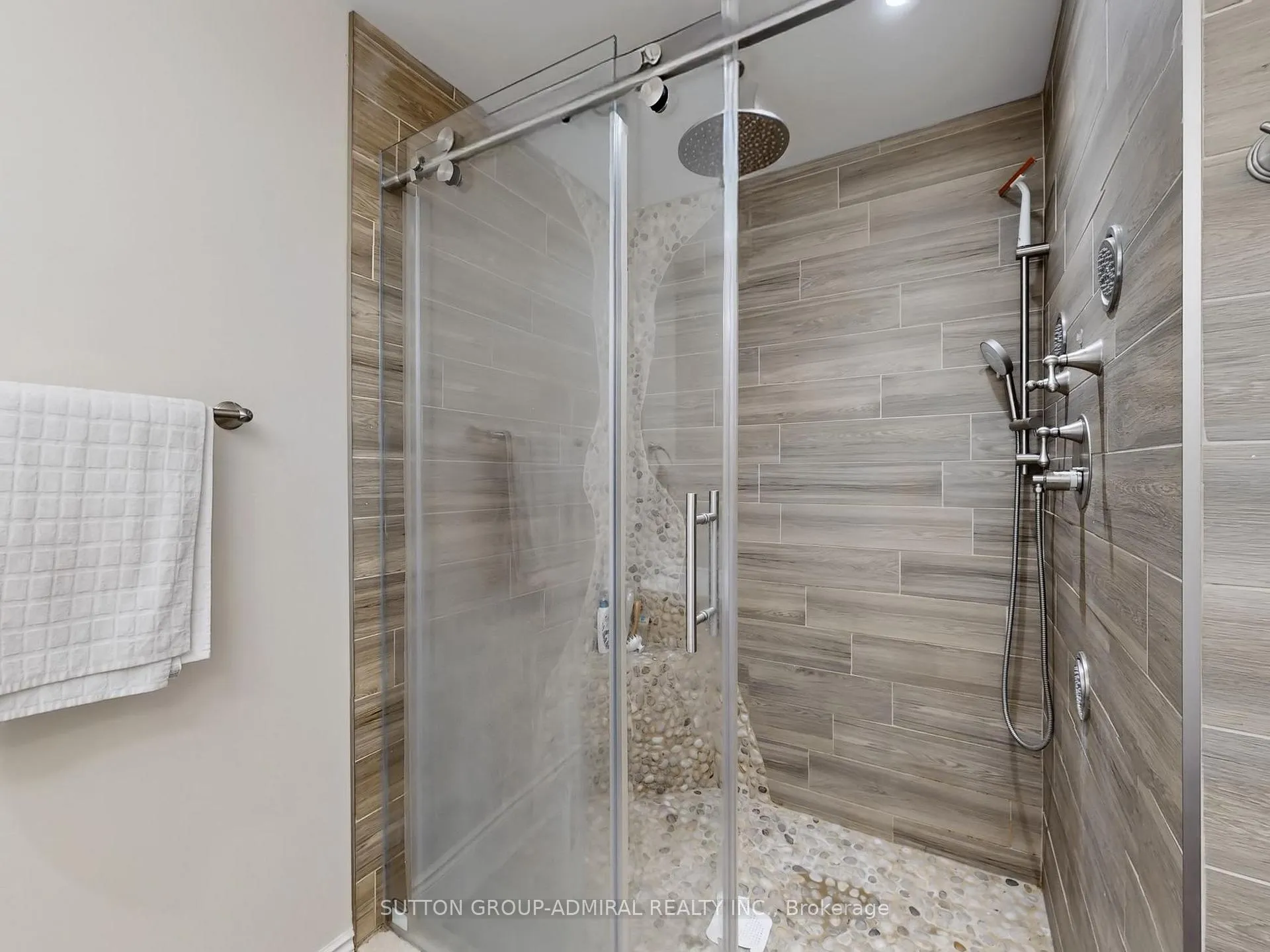 Photo 17 of 128 Sutherland Avenue, Oshawa, O'Neill — HOMEH