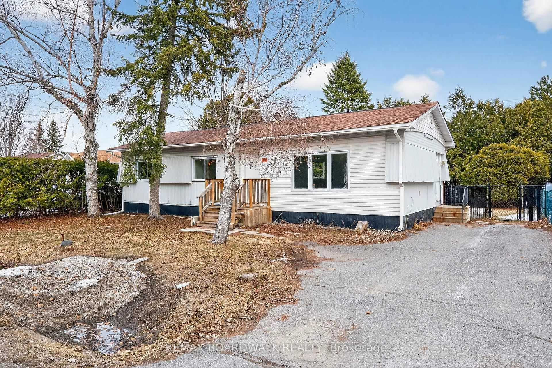 Photo 2 of 10 Fringewood Drive, Ottawa, Fringewood — HOMEH