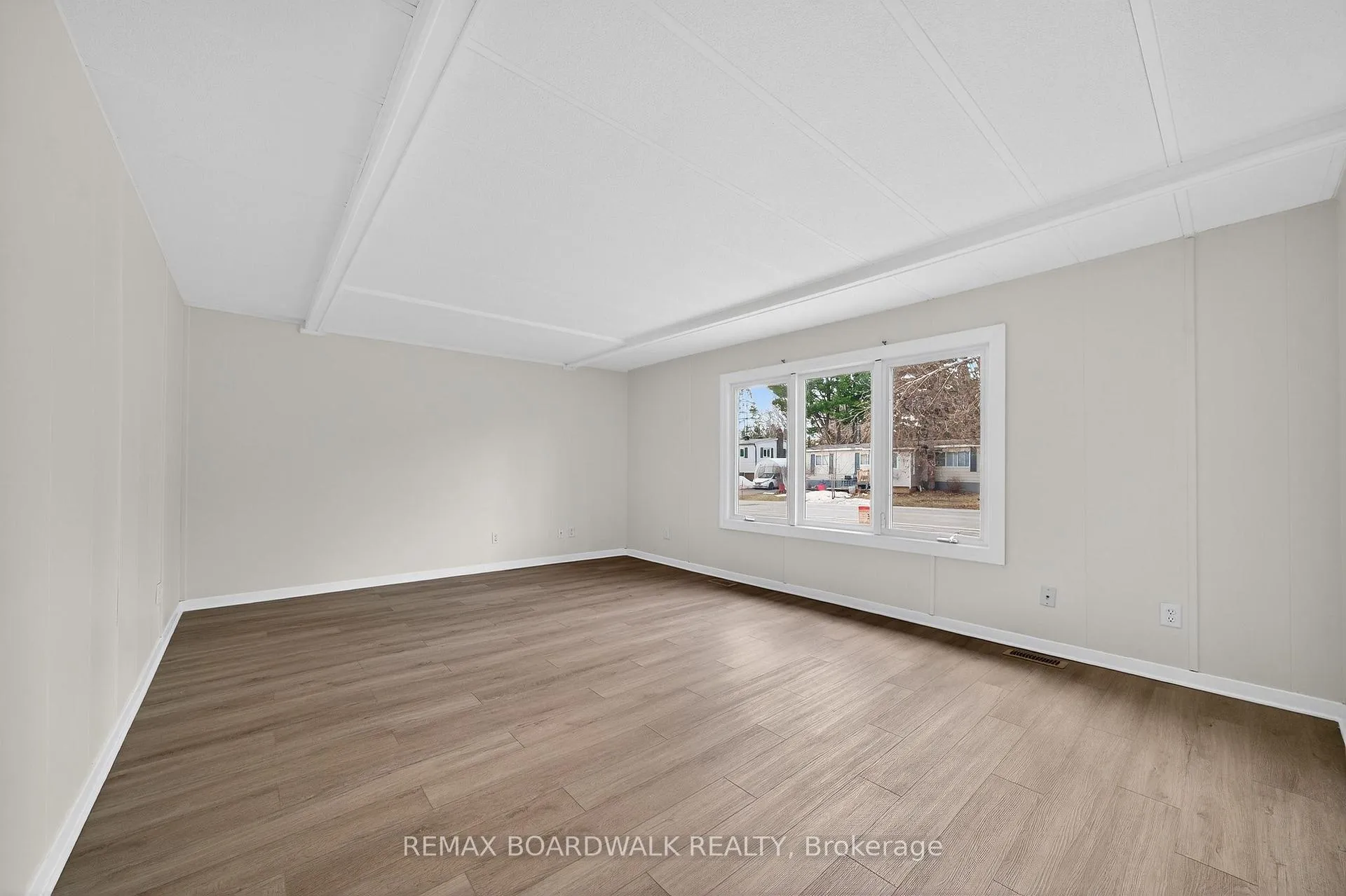 Photo 5 of 10 Fringewood Drive, Ottawa, Fringewood — HOMEH