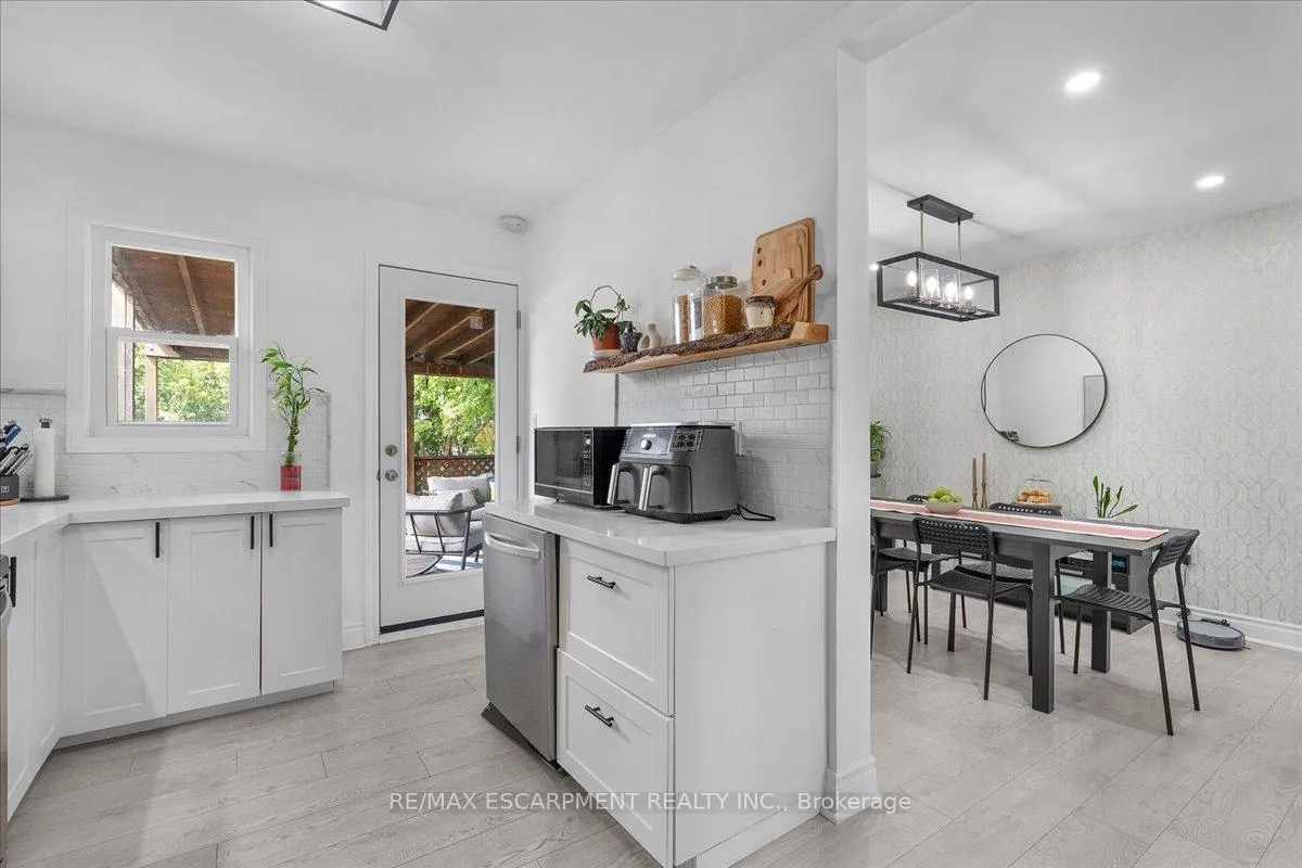 Photo 8 of 133 Frederick Avenue, Hamilton, Crown Point — HOMEH