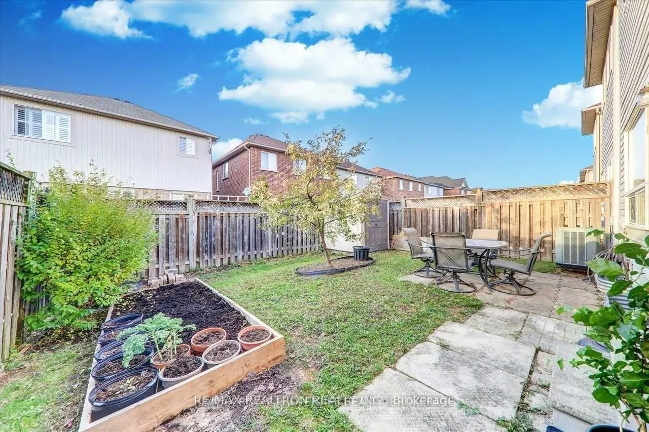 Photo 2 of 108 Gristone Crescent, Scarborough, Rouge — HOMEH