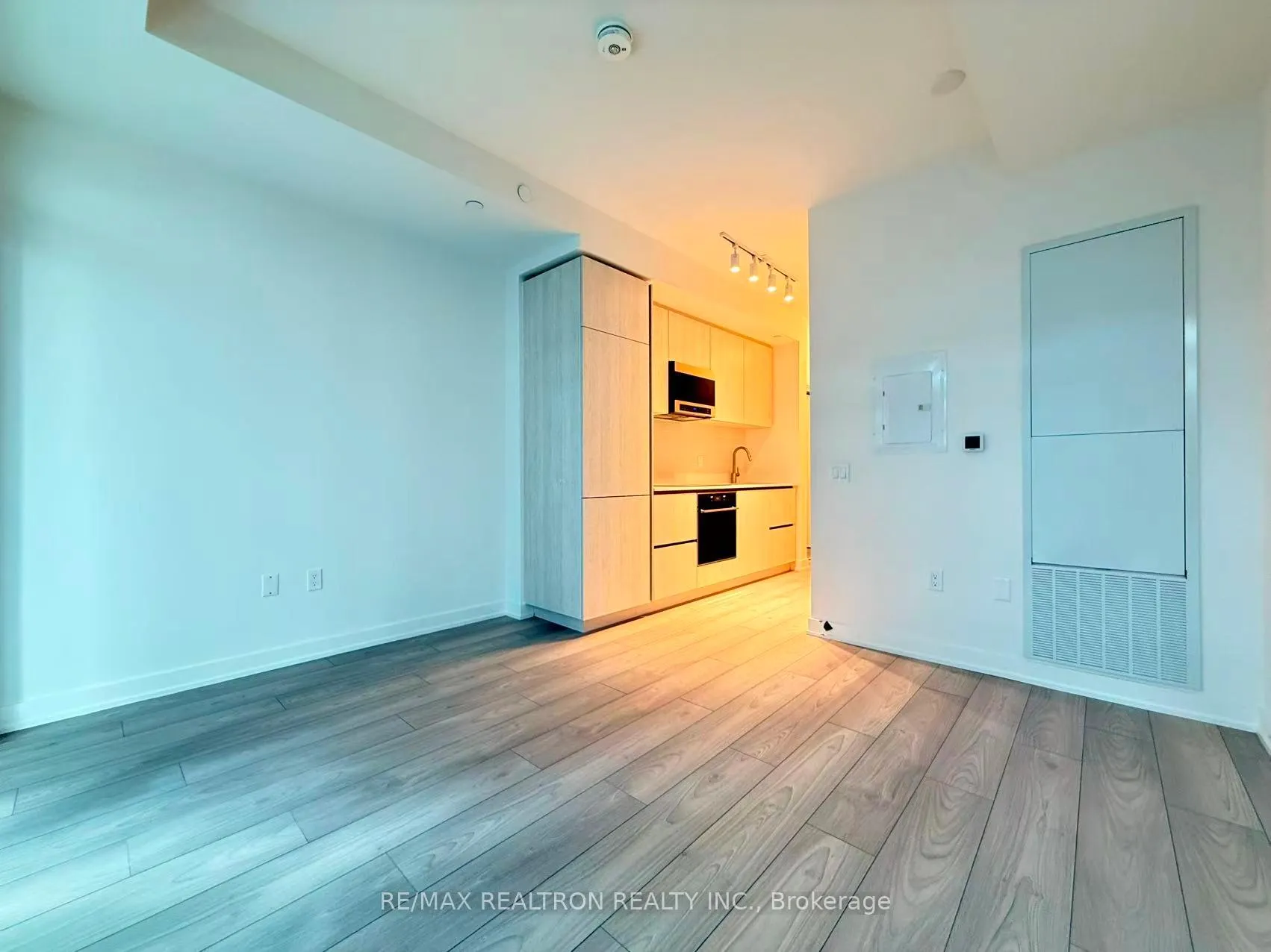 Photo 12 of Unit 706, 110 Broadway Avenue, Toronto, Mount Pleasant West — HOMEH