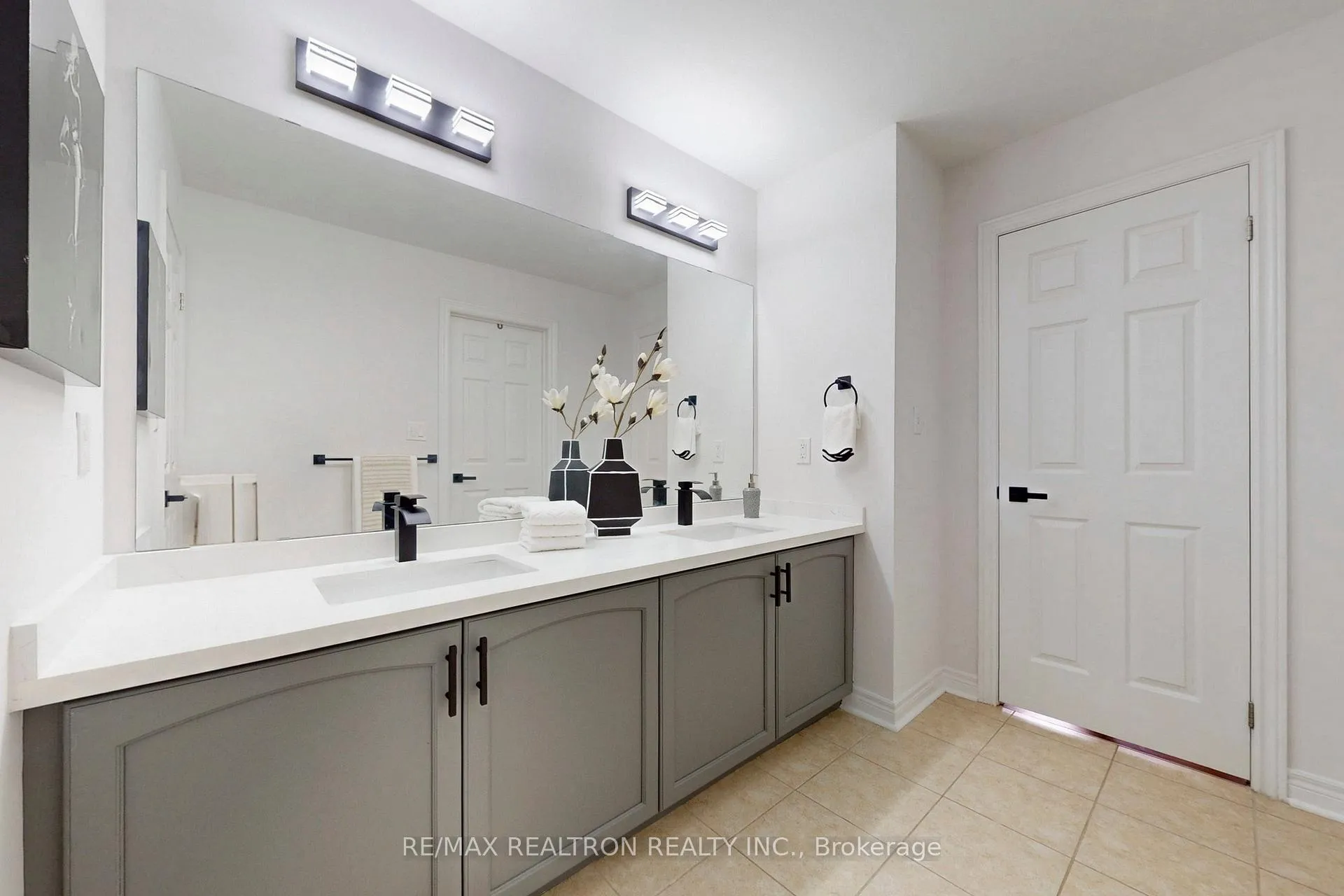 Photo 21 of 63 Pieter Vos Drive, Kitchener — HOMEH