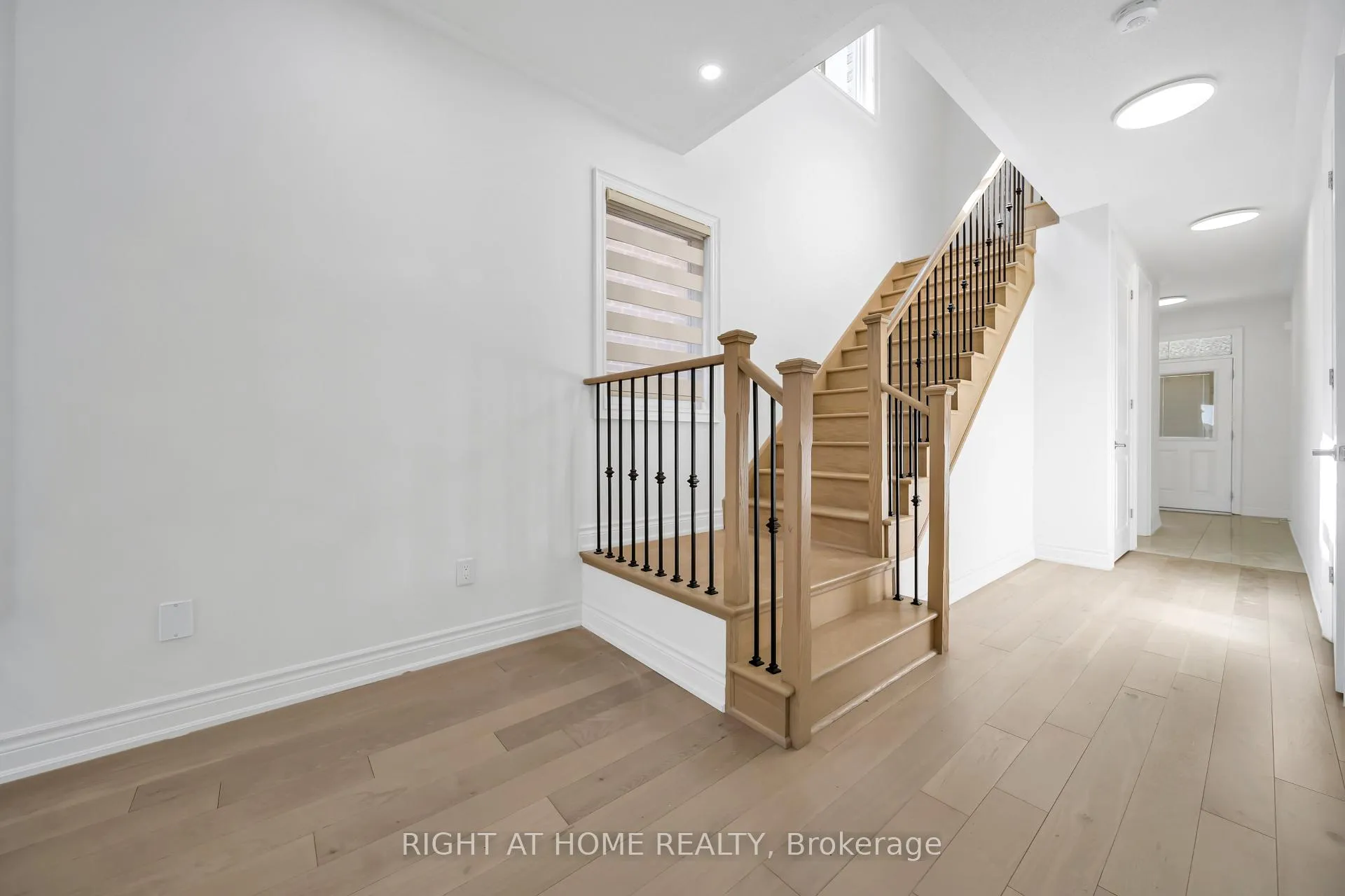 Photo 4 of 35 Hubbell_Main Floor Road, Brampton, Bram West — HOMEH