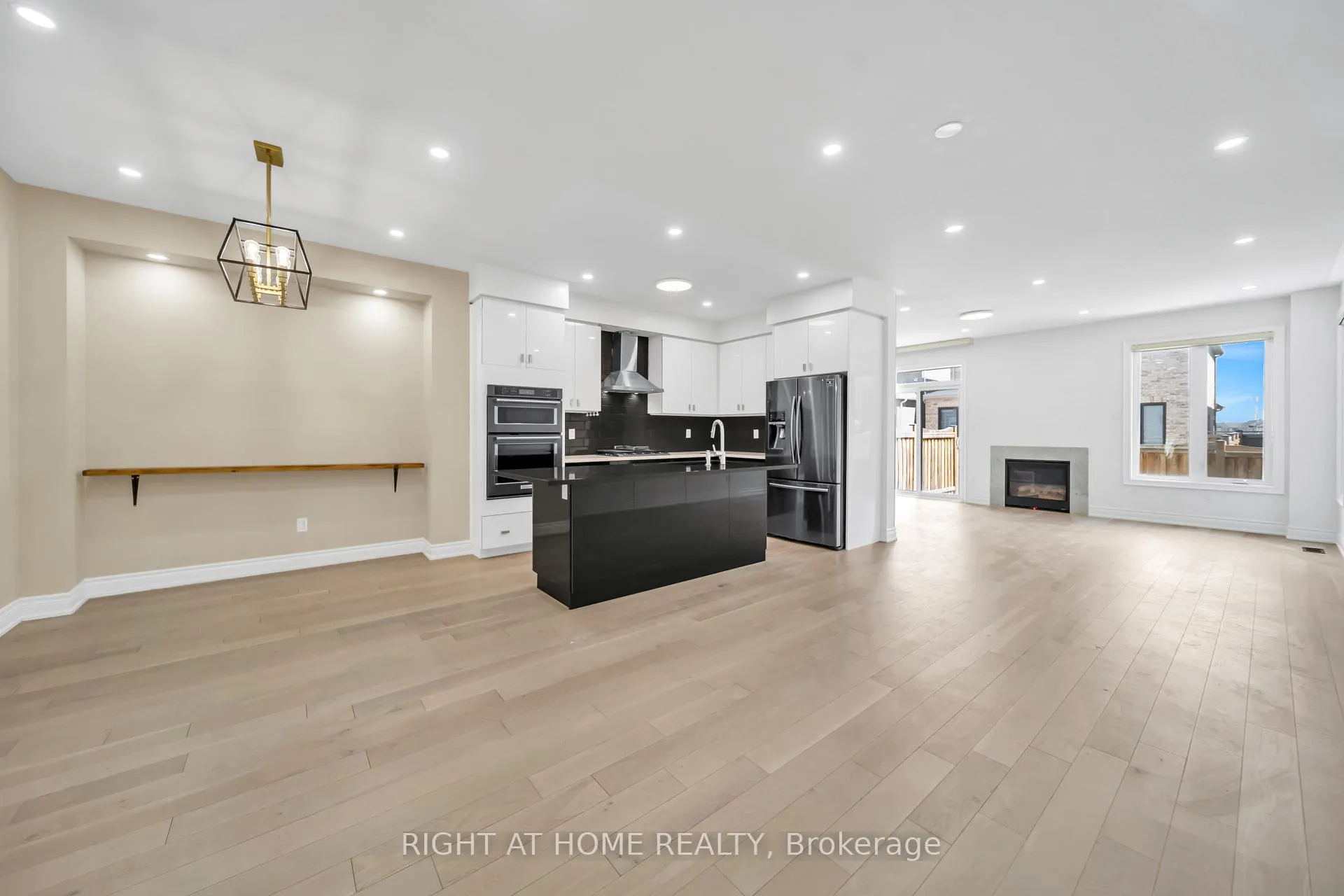 Photo 5 of 35 Hubbell_Main Floor Road, Brampton, Bram West — HOMEH