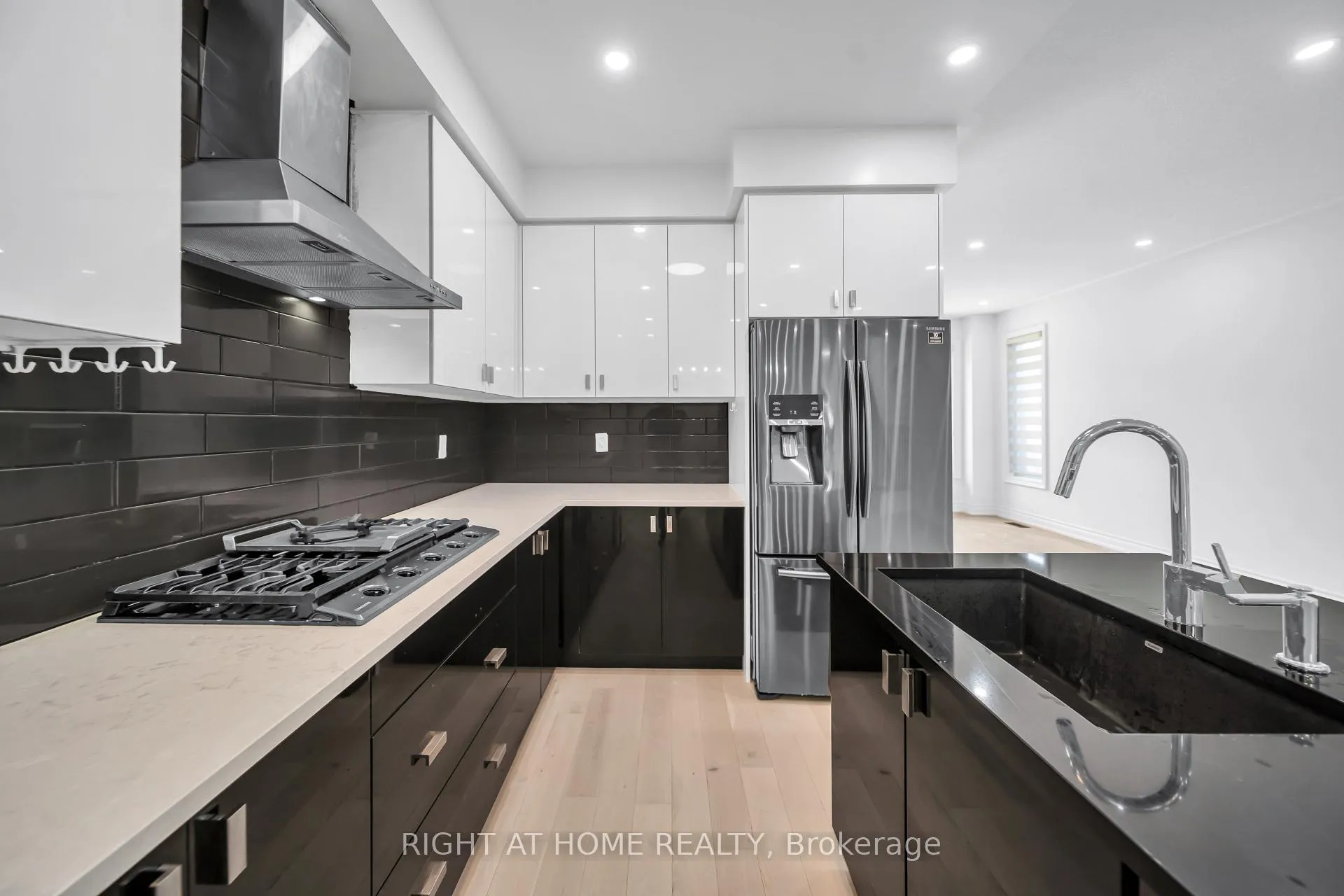 Photo 10 of 35 Hubbell_Main Floor Road, Brampton, Bram West — HOMEH