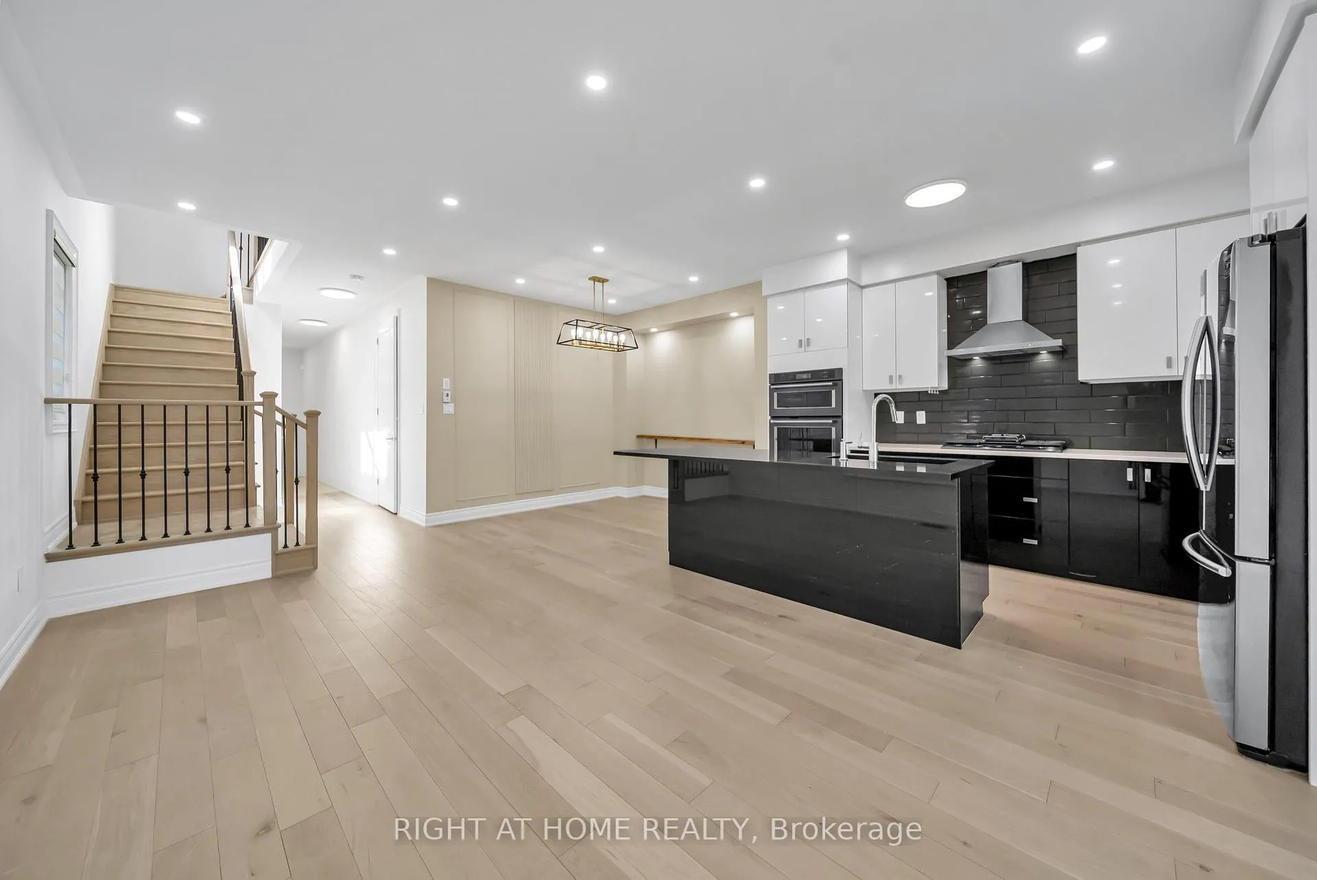 Photo 11 of 35 Hubbell_Main Floor Road, Brampton, Bram West — HOMEH