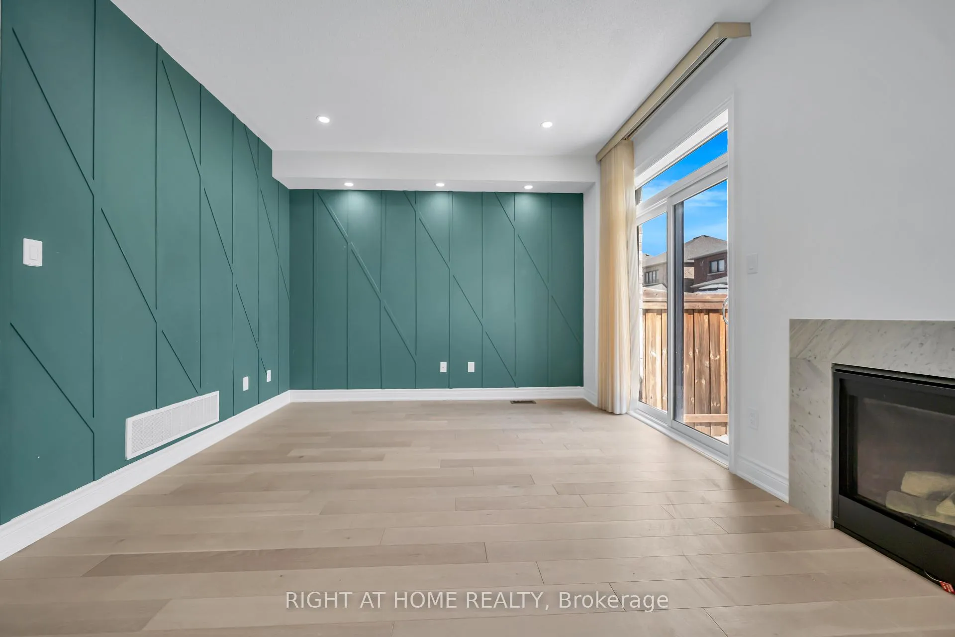 Photo 14 of 35 Hubbell_Main Floor Road, Brampton, Bram West — HOMEH