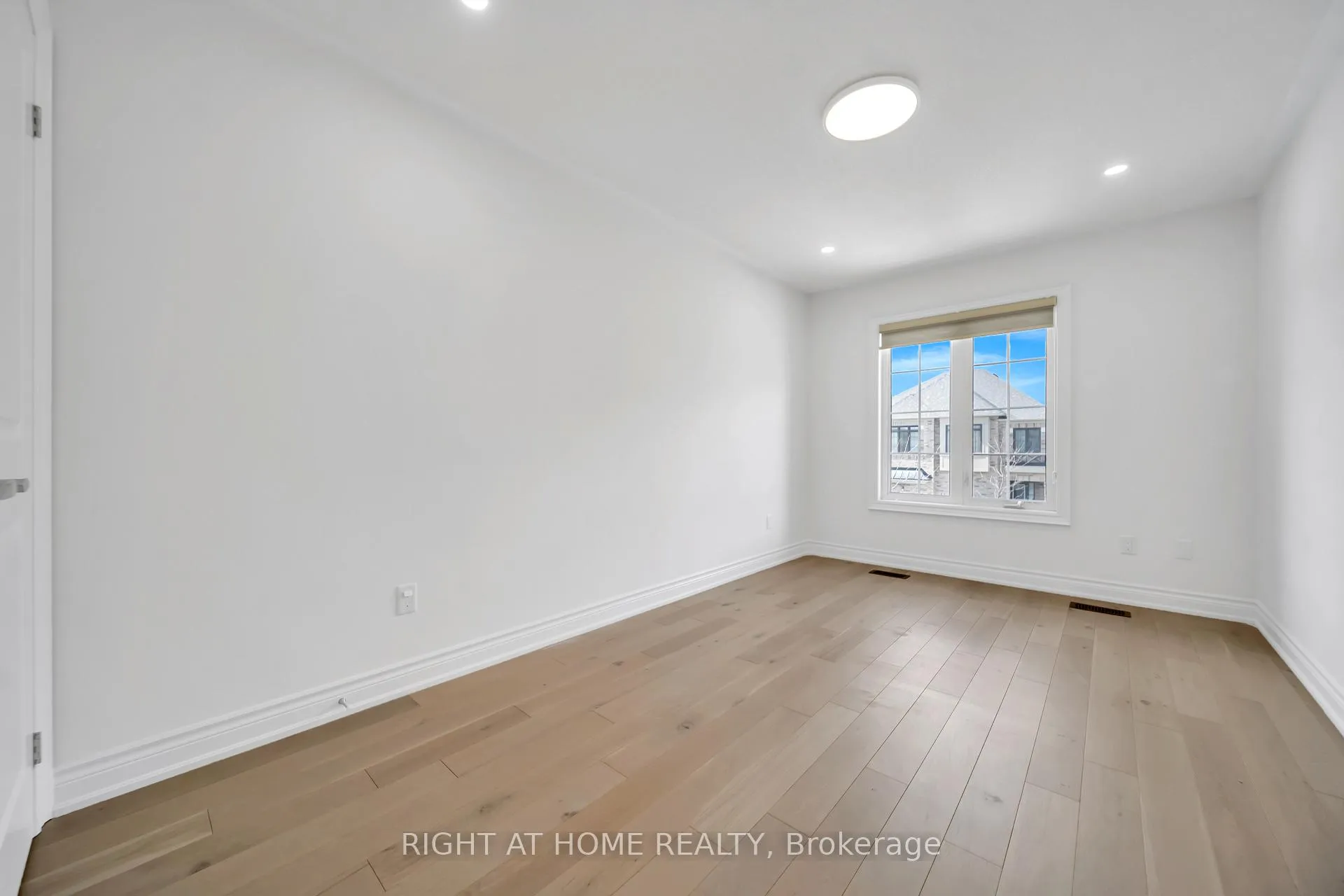 Photo 18 of 35 Hubbell_Main Floor Road, Brampton, Bram West — HOMEH
