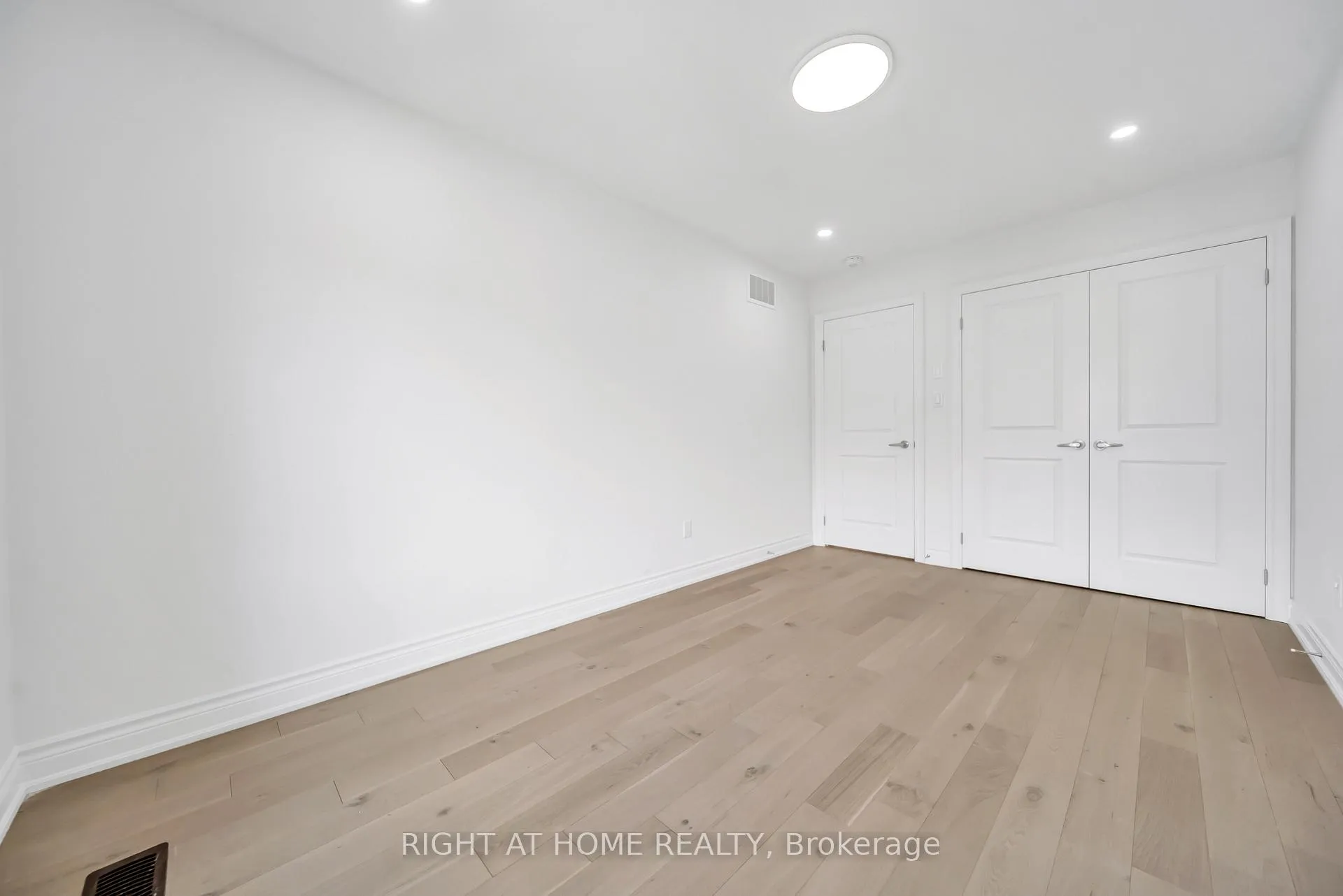 Photo 19 of 35 Hubbell_Main Floor Road, Brampton, Bram West — HOMEH