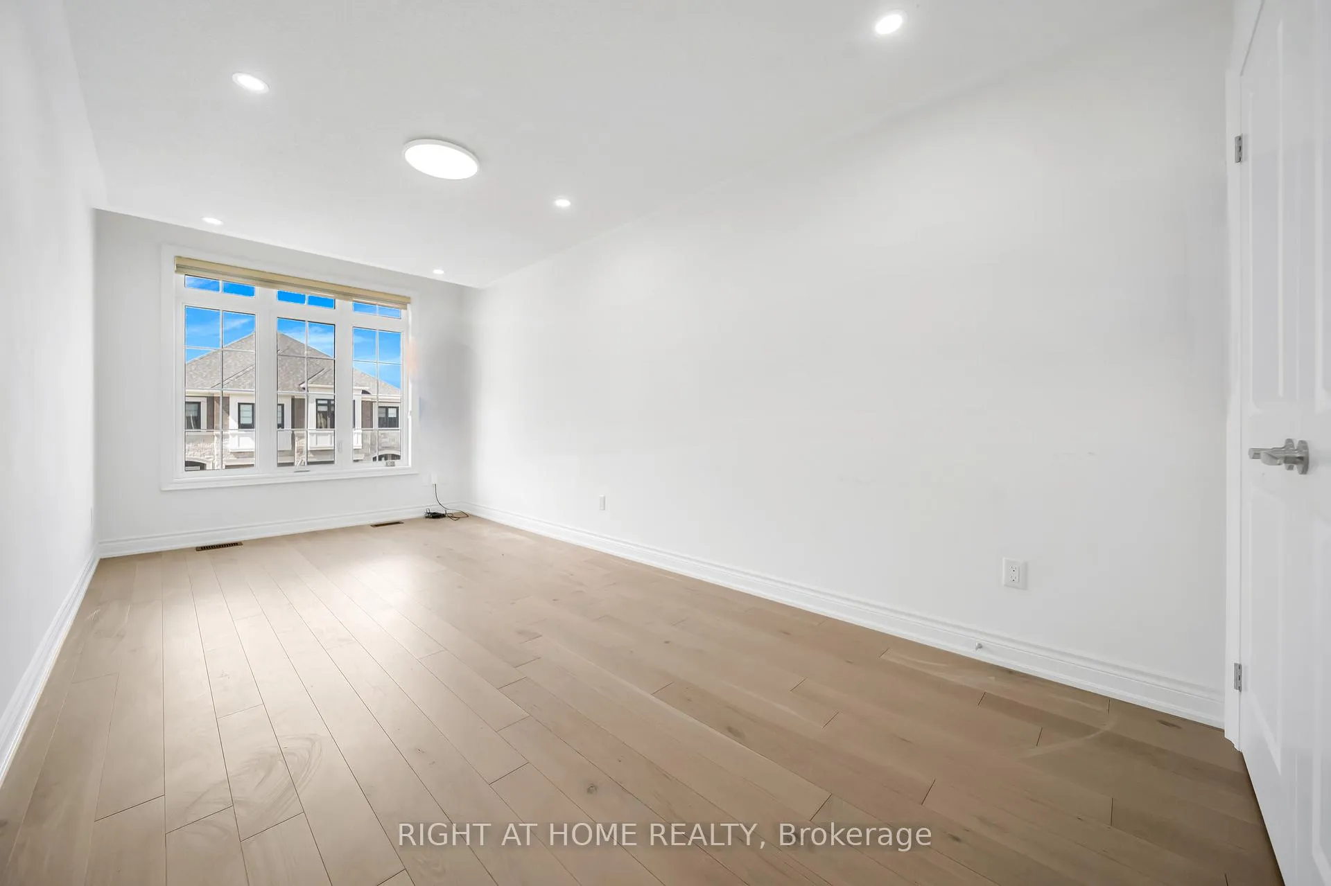 Photo 20 of 35 Hubbell_Main Floor Road, Brampton, Bram West — HOMEH