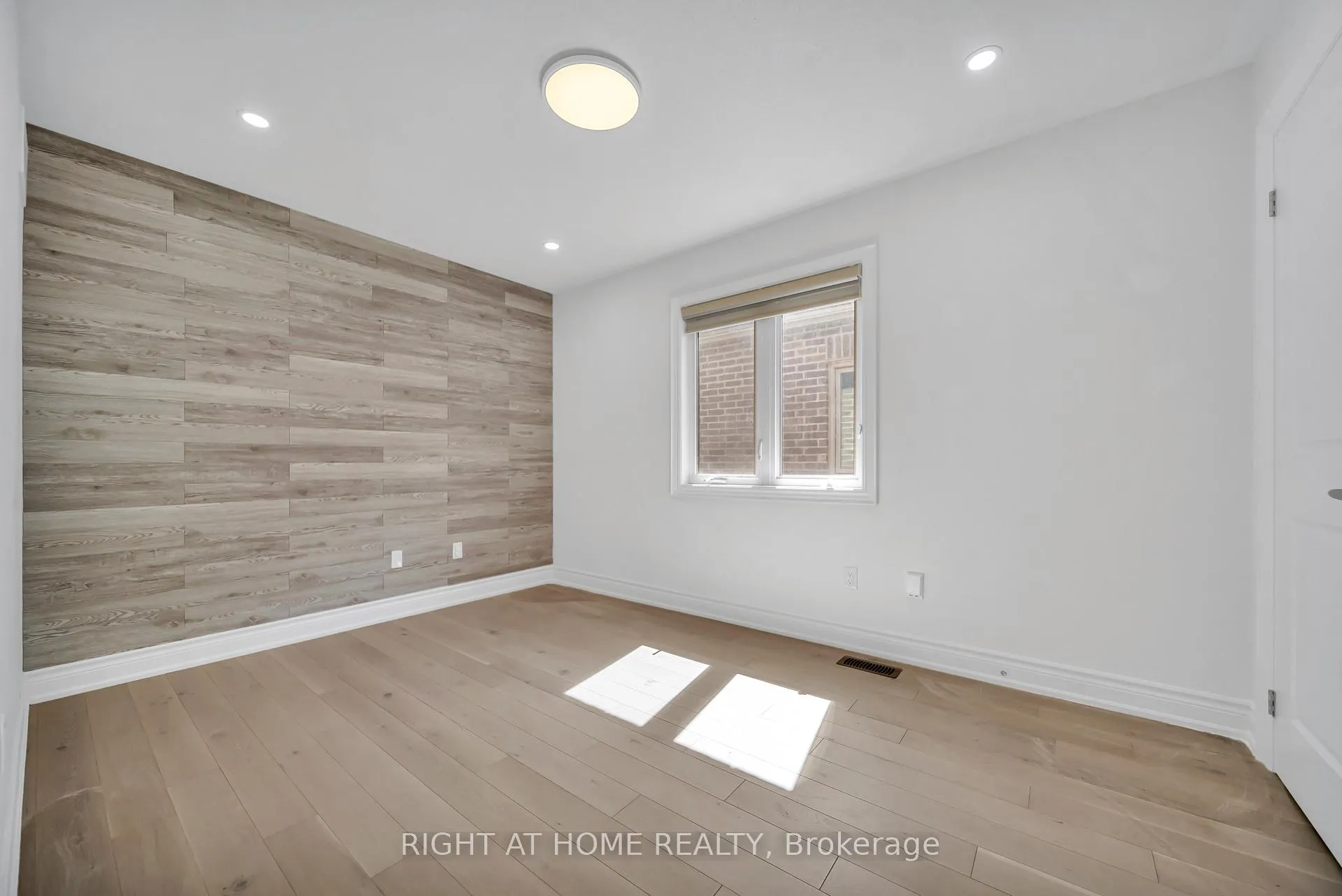 Photo 23 of 35 Hubbell_Main Floor Road, Brampton, Bram West — HOMEH