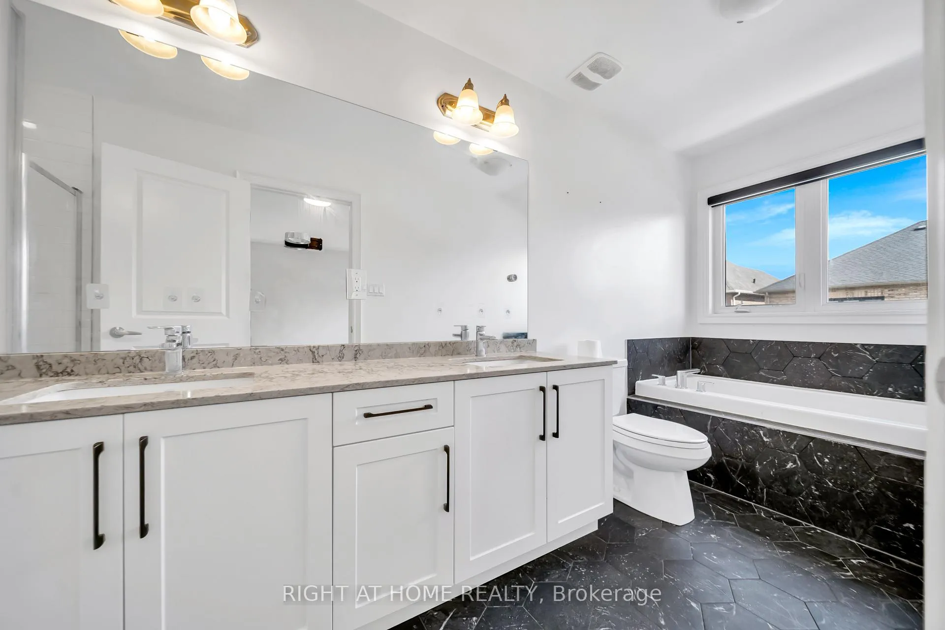 Photo 31 of 35 Hubbell_Main Floor Road, Brampton, Bram West — HOMEH