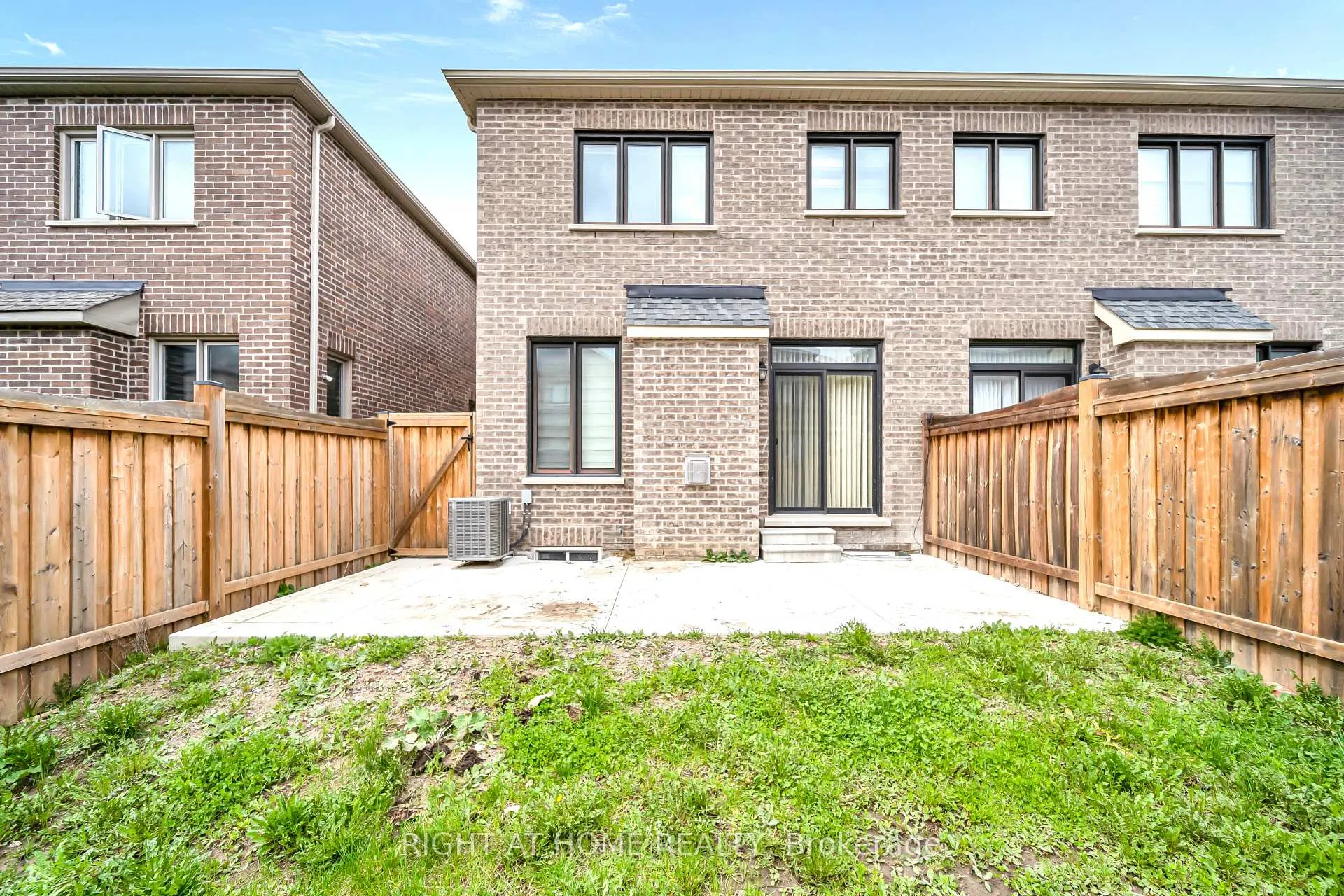 Photo 33 of 35 Hubbell_Main Floor Road, Brampton, Bram West — HOMEH