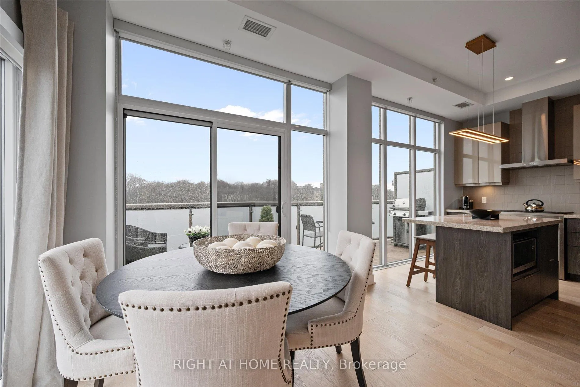 Photo 4 of Unit 601, 580 Kingston Road, Toronto, The Beaches — HOMEH
