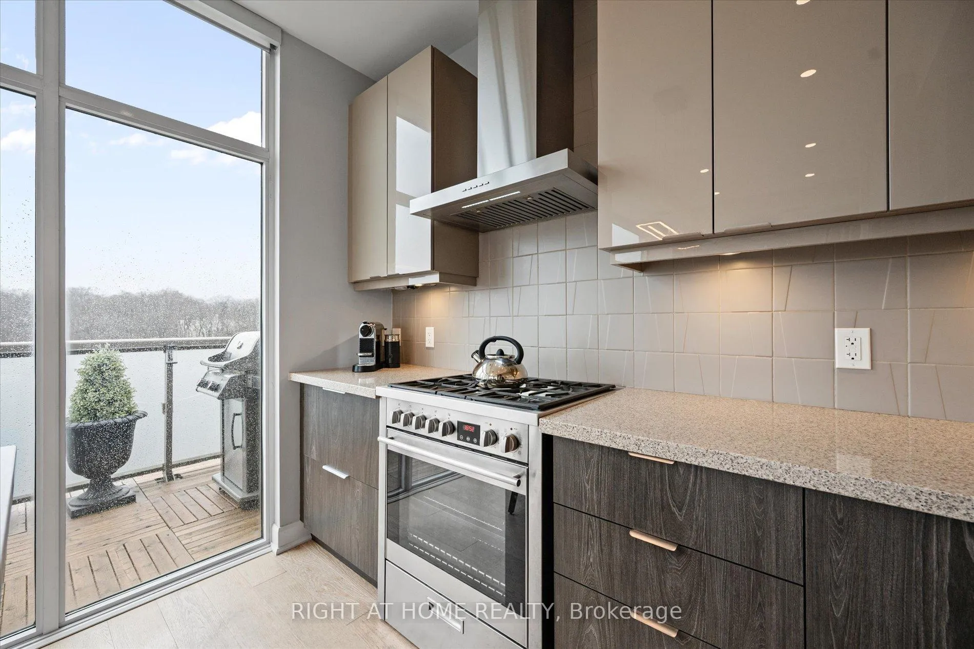 Photo 5 of Unit 601, 580 Kingston Road, Toronto, The Beaches — HOMEH