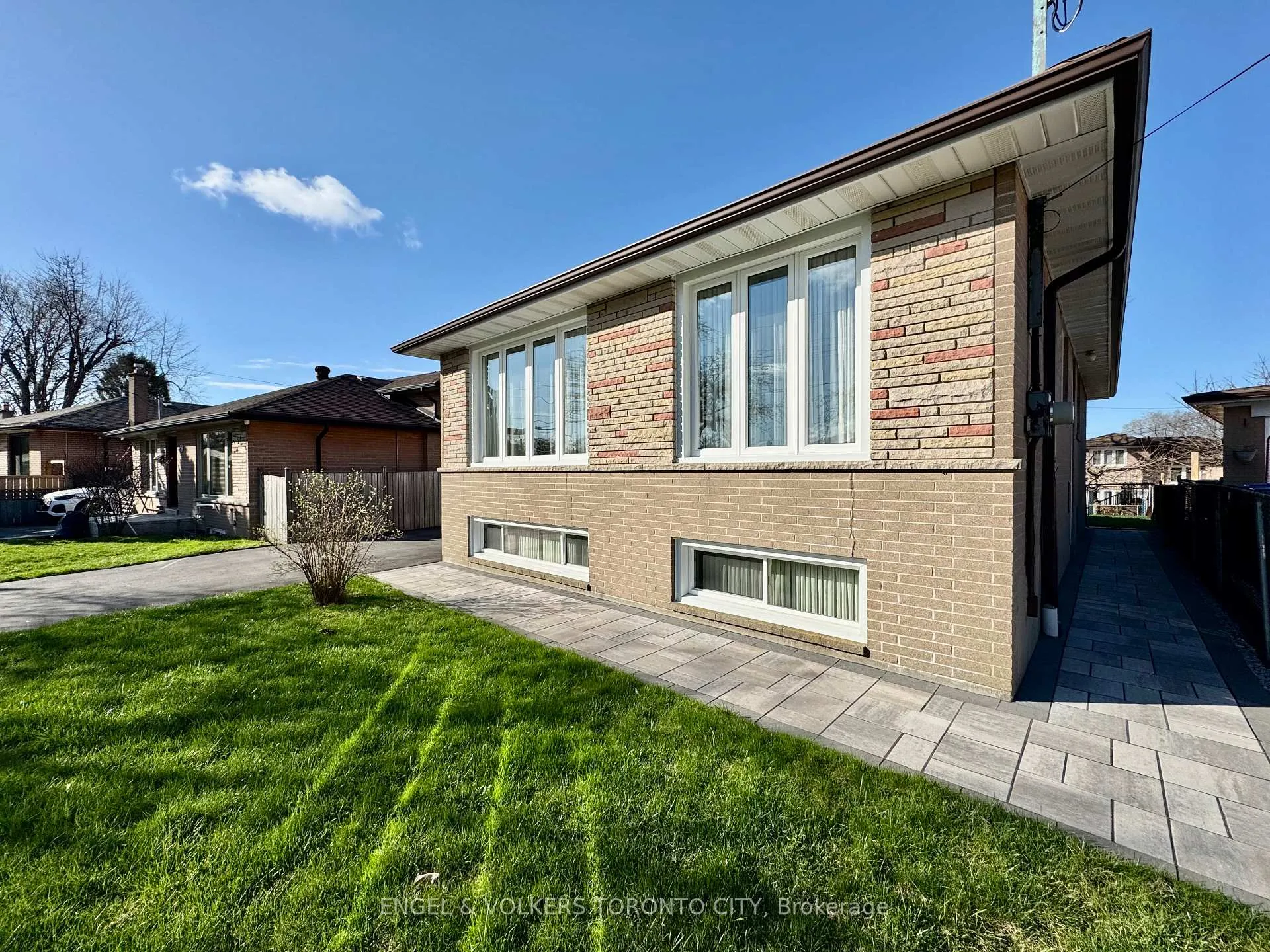 Photo 2 of 18 Willsteven Drive, Scarborough, Woburn — HOMEH