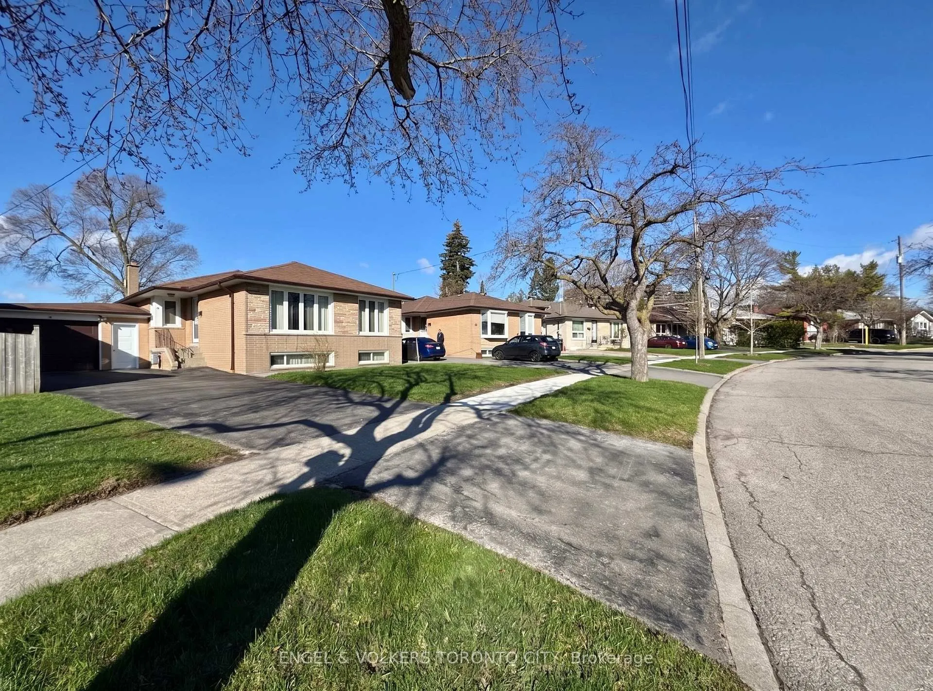 Photo 3 of 18 Willsteven Drive, Scarborough, Woburn — HOMEH
