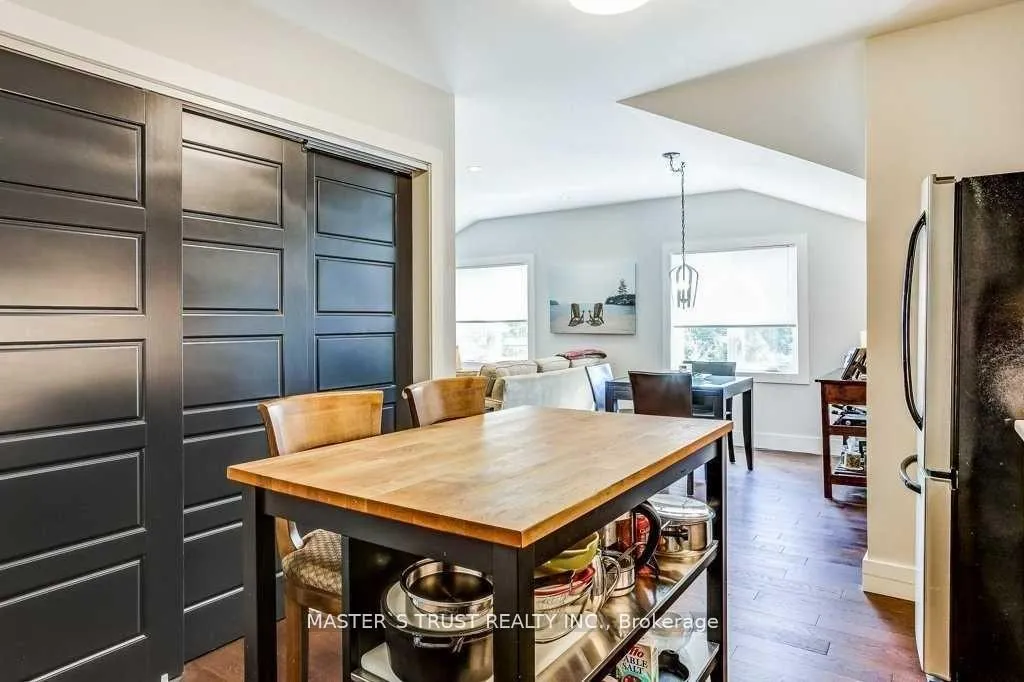 Photo 5 of 720B Wellington Street W, Aurora, Aurora Heights — HOMEH