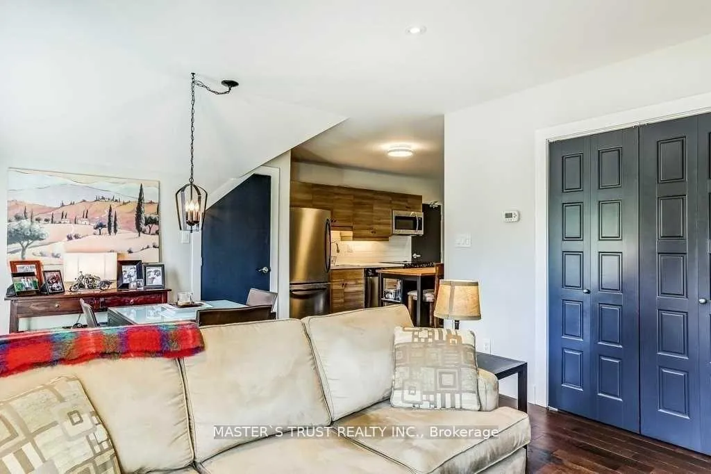 Photo 7 of 720B Wellington Street W, Aurora, Aurora Heights — HOMEH