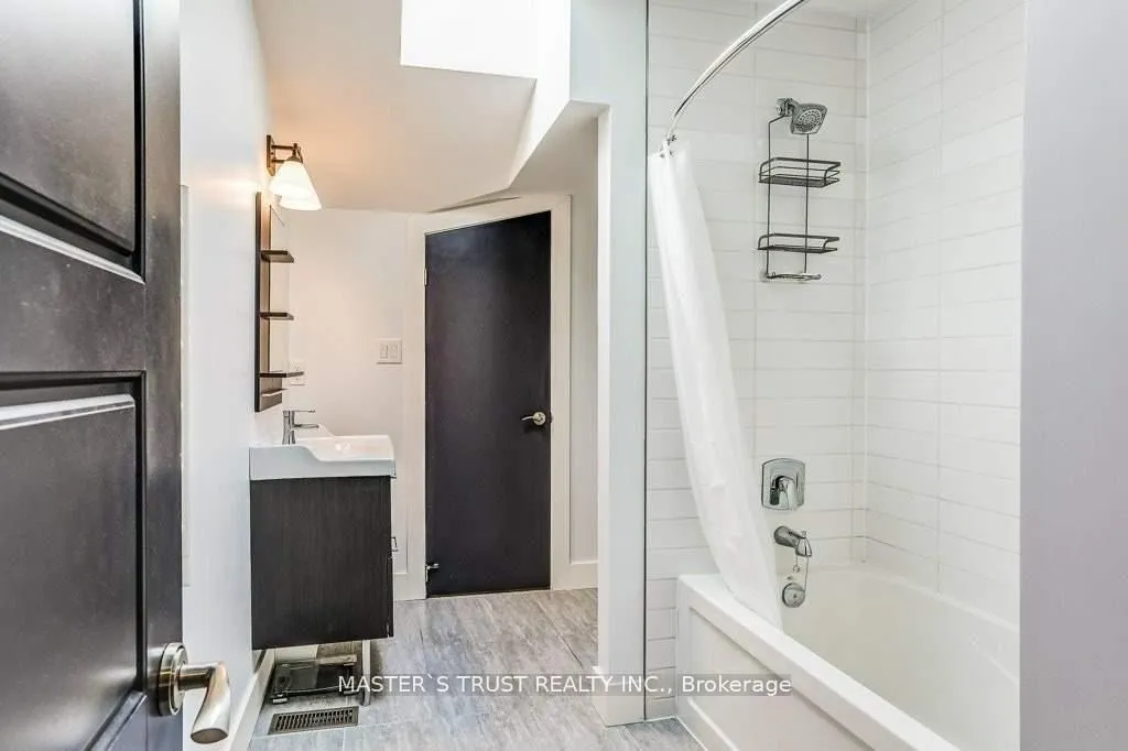 Photo 9 of 720B Wellington Street W, Aurora, Aurora Heights — HOMEH
