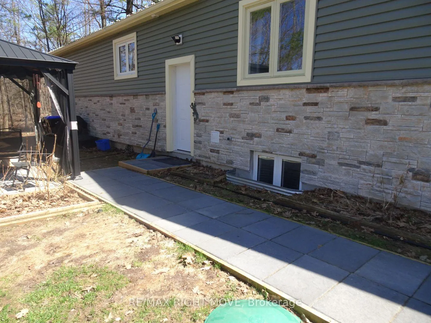 Photo 2 of 32 Mills Circle, Springwater, Midhurst — HOMEH