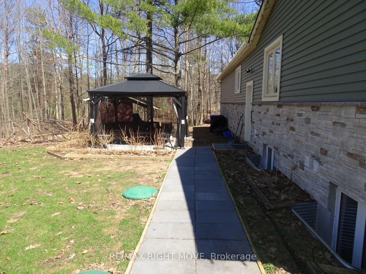 Photo 3 of 32 Mills Circle, Springwater, Midhurst — HOMEH