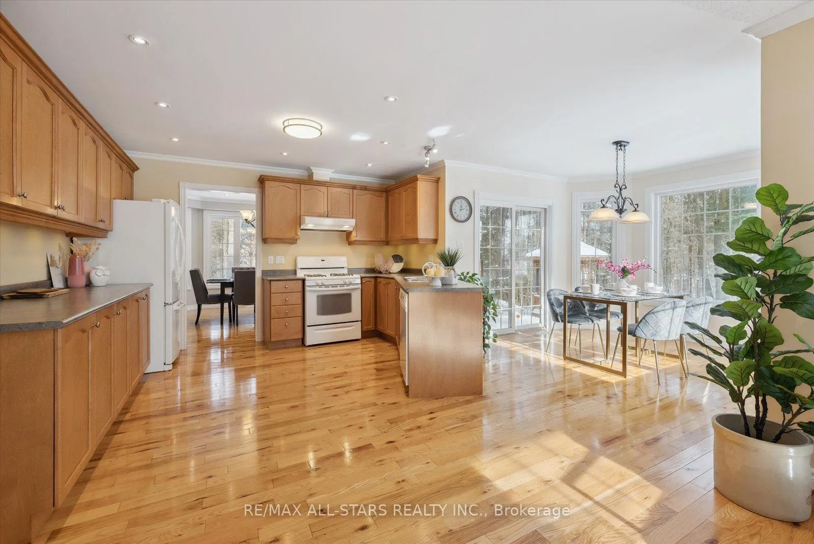Photo 16 of 29 Robert Boulevard, Springwater, Hillsdale — HOMEH