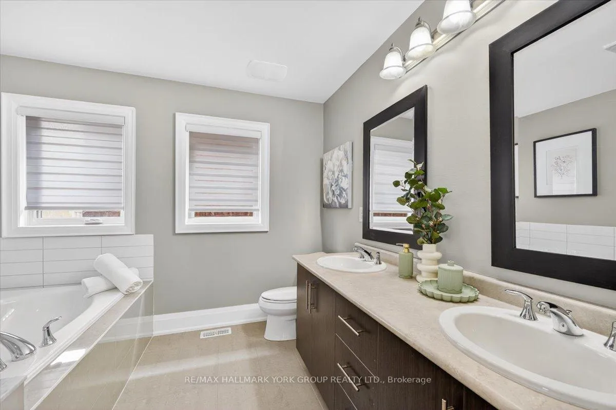 Photo 32 of 40 Alex Campbell Crescent W, King, King City — HOMEH
