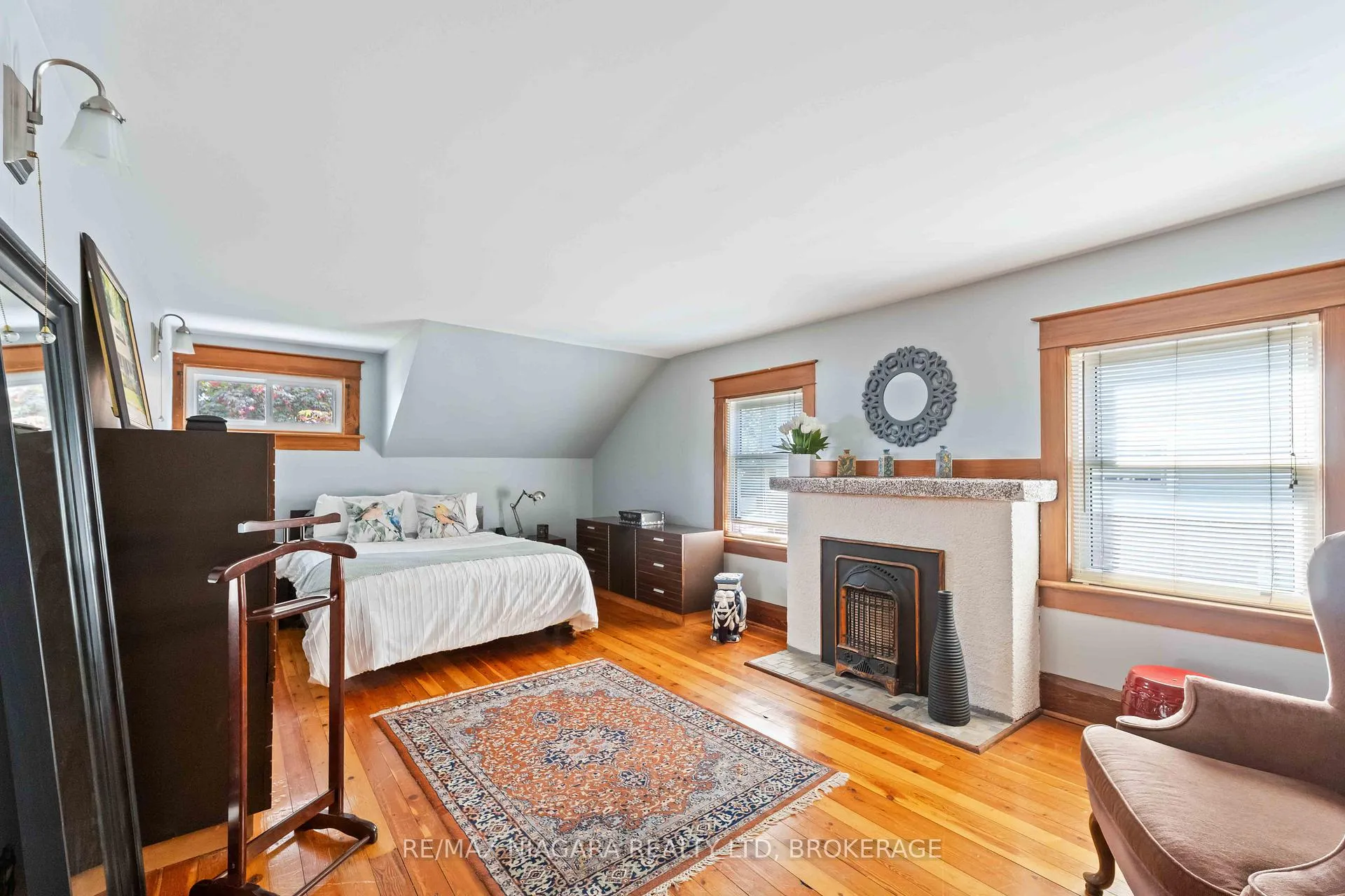 Photo 15 of 5761 Prince Edward Avenue, Niagara Falls, Hospital — HOMEH