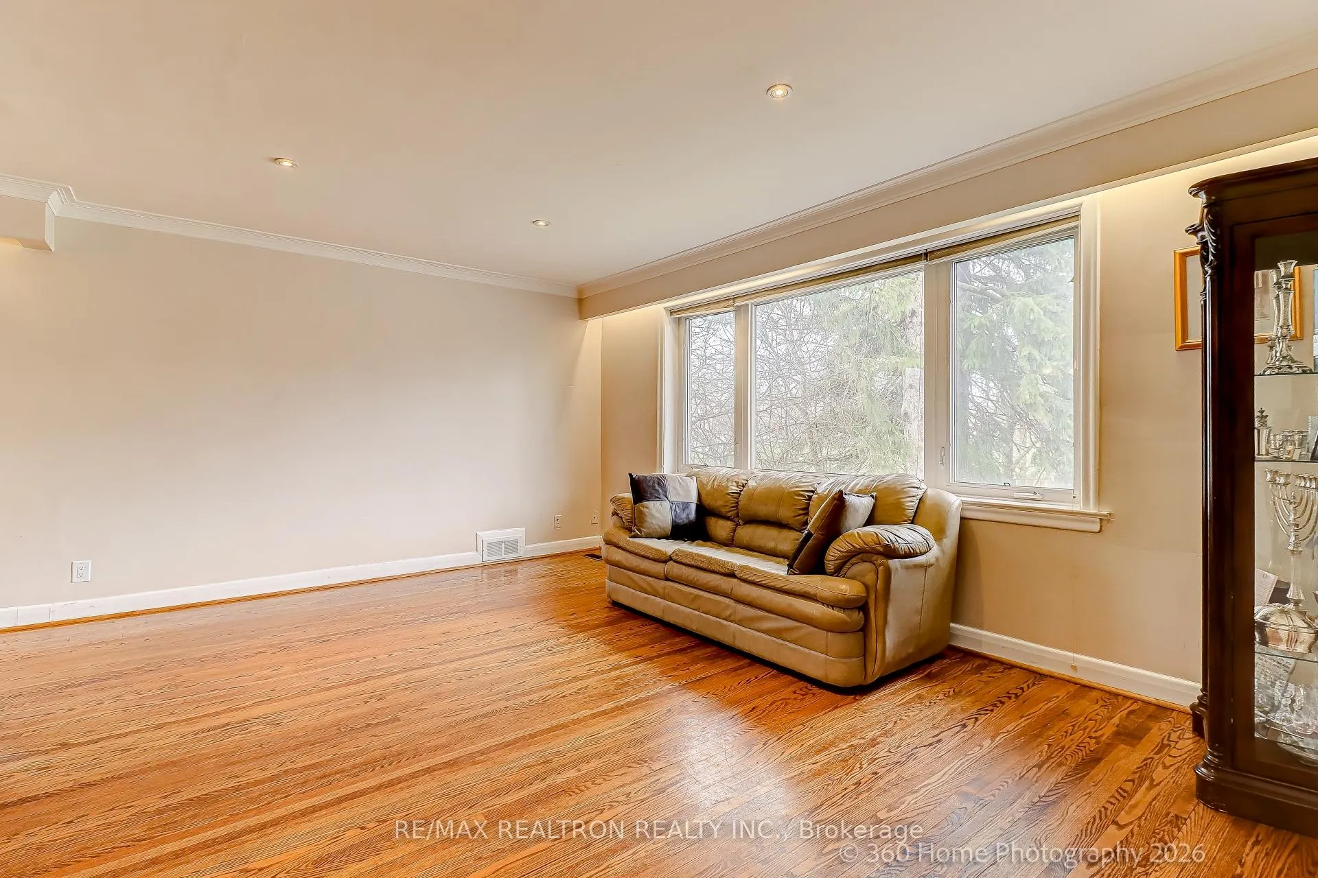 Photo 6 of 45 Frontenac Drive, Toronto, Bedford Park-Nortown — HOMEH