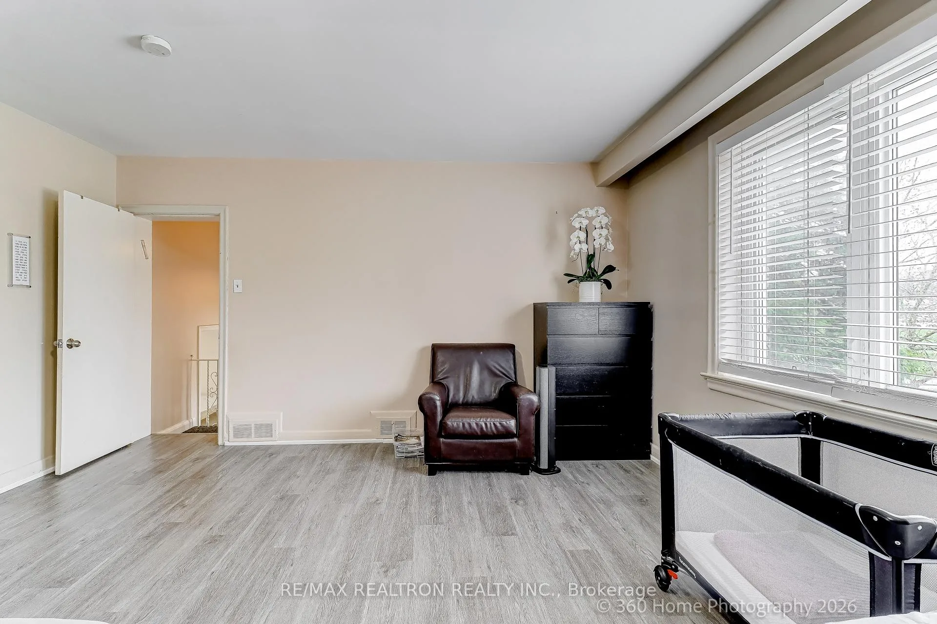 Photo 11 of 45 Frontenac Drive, Toronto, Bedford Park-Nortown — HOMEH