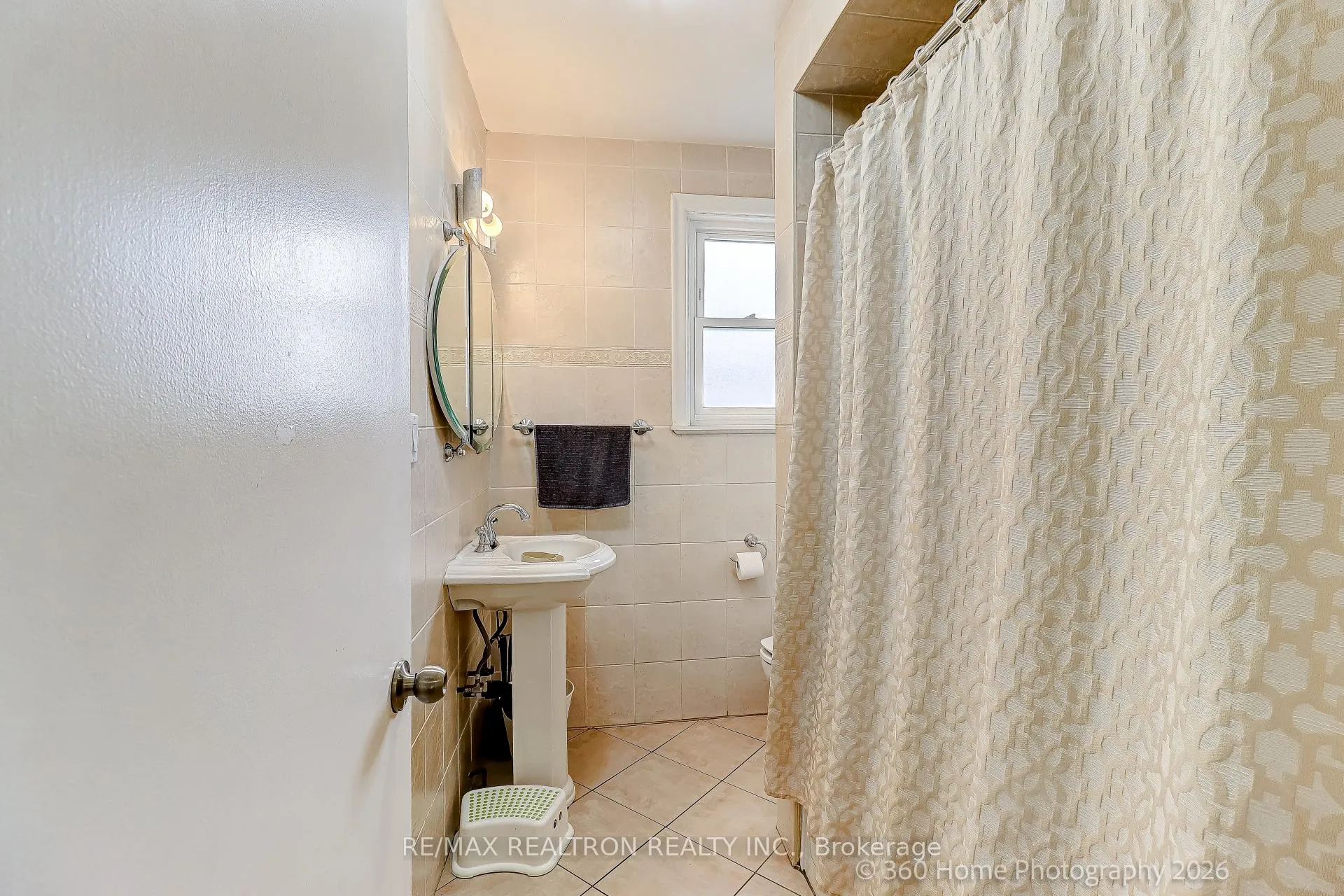 Photo 12 of 45 Frontenac Drive, Toronto, Bedford Park-Nortown — HOMEH
