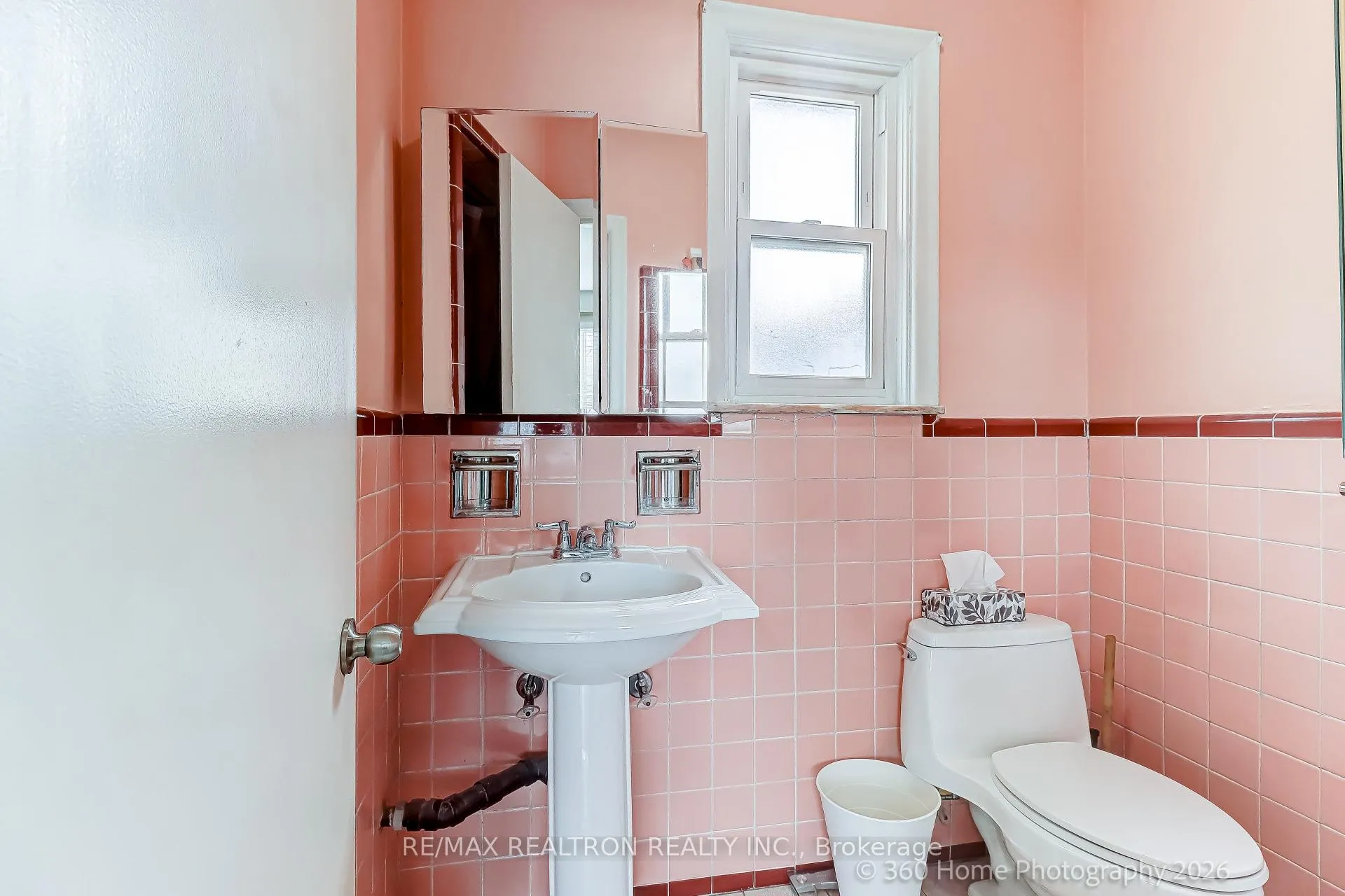 Photo 15 of 45 Frontenac Drive, Toronto, Bedford Park-Nortown — HOMEH