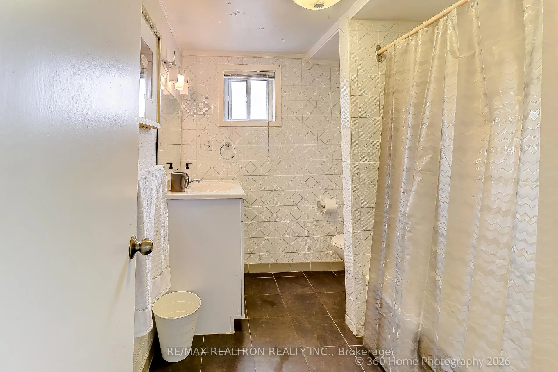 Photo 19 of 45 Frontenac Drive, Toronto, Bedford Park-Nortown — HOMEH